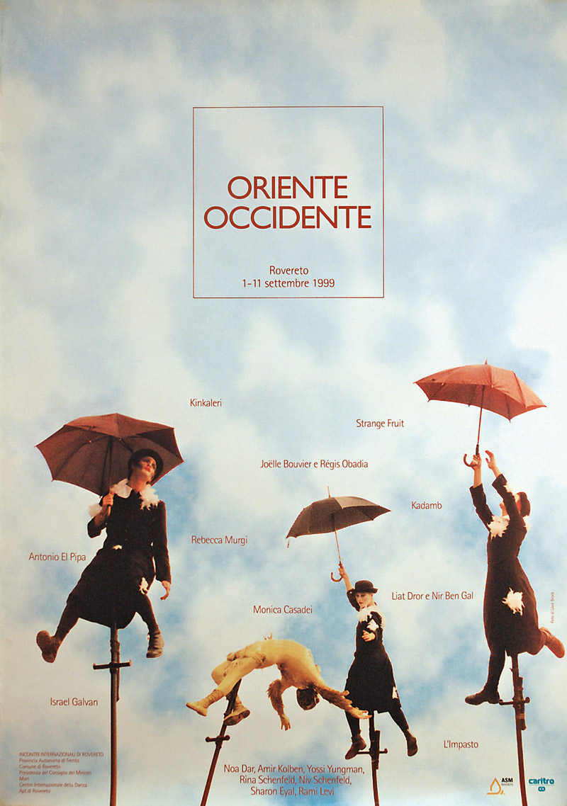 Lavoro grafico del Festival: sullo sfondo un cielo azzurro tenue con sprazzi di bianco, figure sospese nel cielo che tengono ombrelli, trasmettendo un'atmosfera surreale e onirica, la scritta Oriente Occidente all'interno di un quadrato sui toni del rosso.