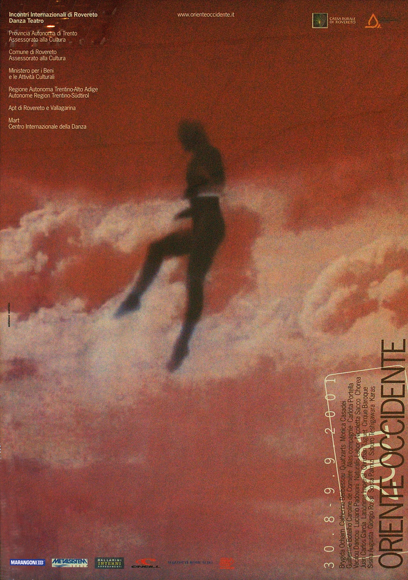 Lavoro grafico del Festival: un'immagine sfocata di una figura umana in movimento, avvolta in un'atmosfera eterea di nuvole rosse e bianche, che trasmette un senso di sospensione e leggerezza. Il testo Oriente Occidente in basso a destra in verticale.