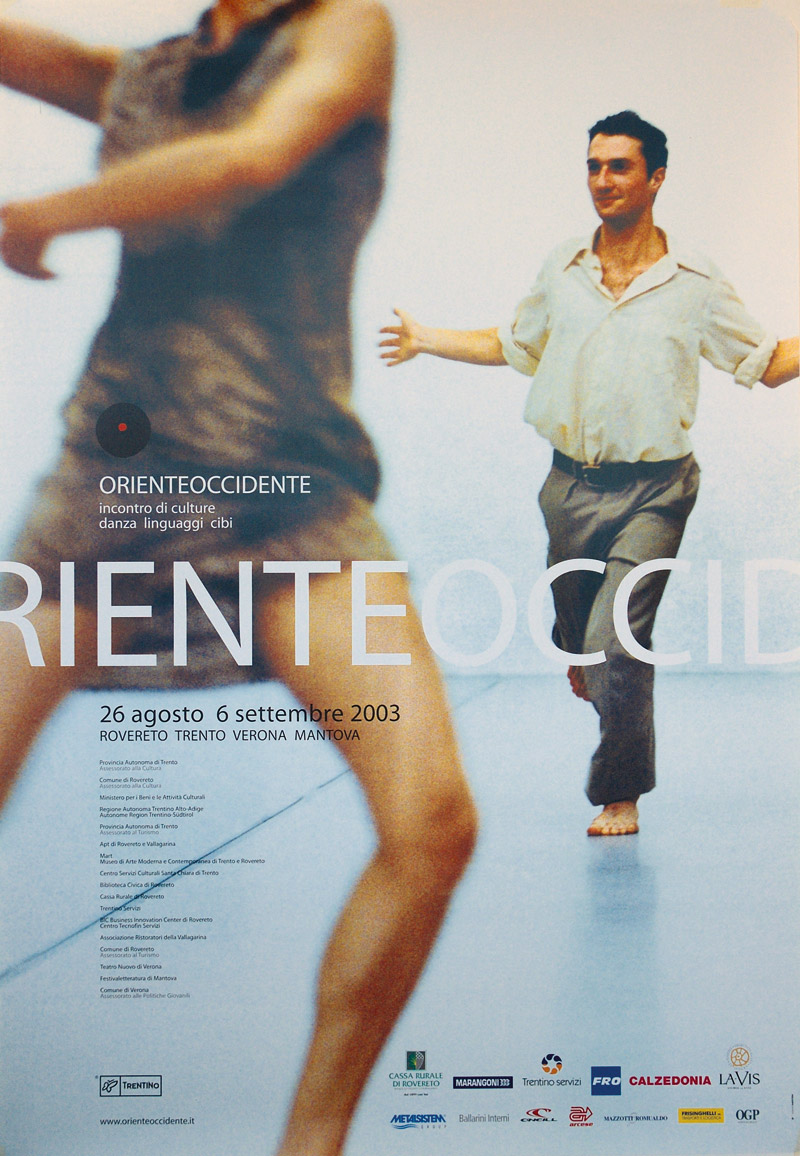 Lavoro grafico del Festival: un danzatore in primissimo piano, un altro alle sue spalle ha le braccia allargate, lo sfondo è su toni chiari e le scritte sono in bianco.