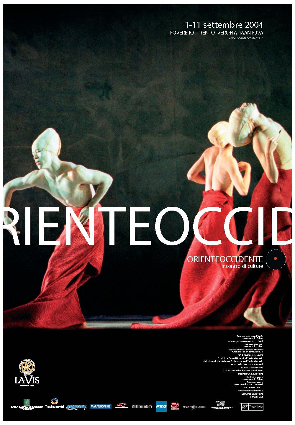 Lavoro grafico del Festival: su un palco tre figure a petto nudo con lunghe gonne rosse, indossano parrucche bianche. Lo sfondo è scuro, le scritte (Oriente Occidente) sono bianche.