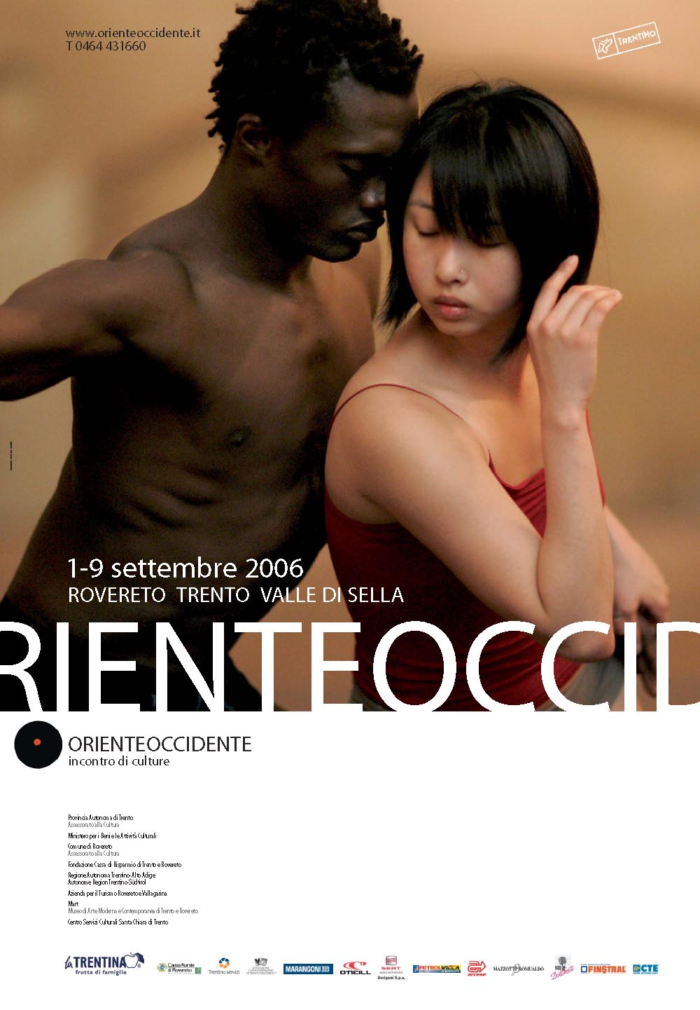 Lavoro grafico del Festival: la parte superiore dell'immagine ritrae due persone appoggiate l'una all'altra, la parte inferiore è bianca con le informazioni scritte in bianco e in nero.