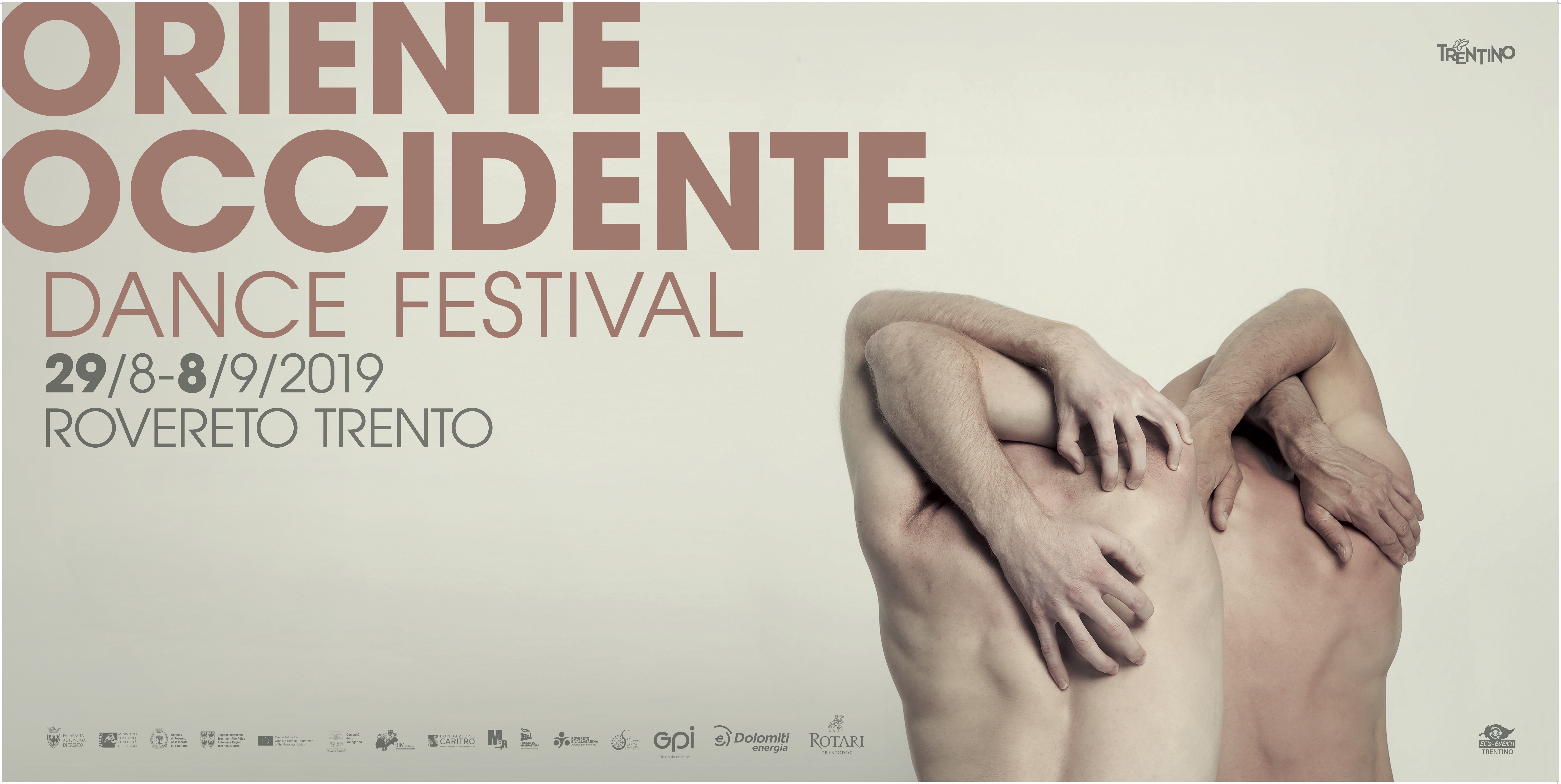 Lavoro grafico del Festival: testi in rosa (Oriente Occidente Dance Festival), sfondo color beige e due persone di schiena hanno le braccia intrecciate sulla testa.