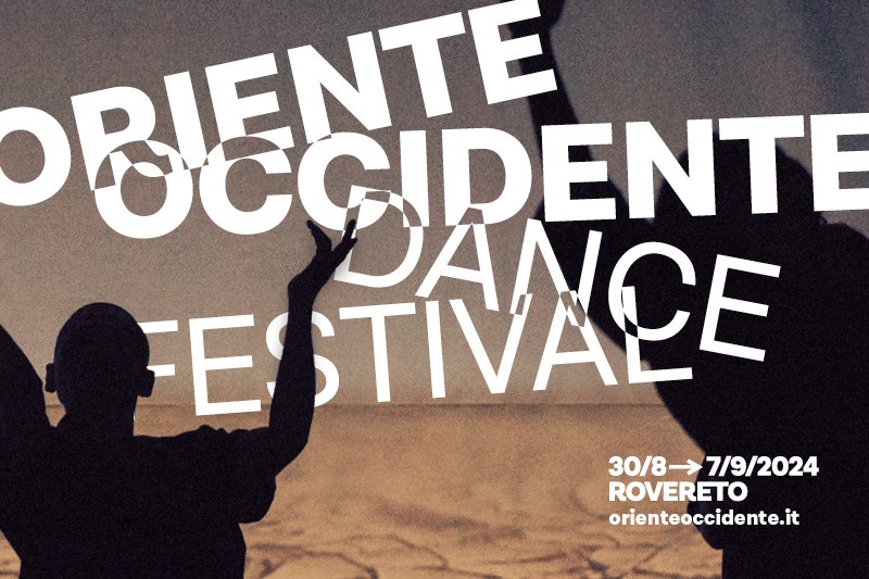 Lavoro grafico del Festival Pass Anteprima: testo bianco (Oriente Occidente Dance Festival) su sfondo desertico e due persone in ombra con le bracci alzate