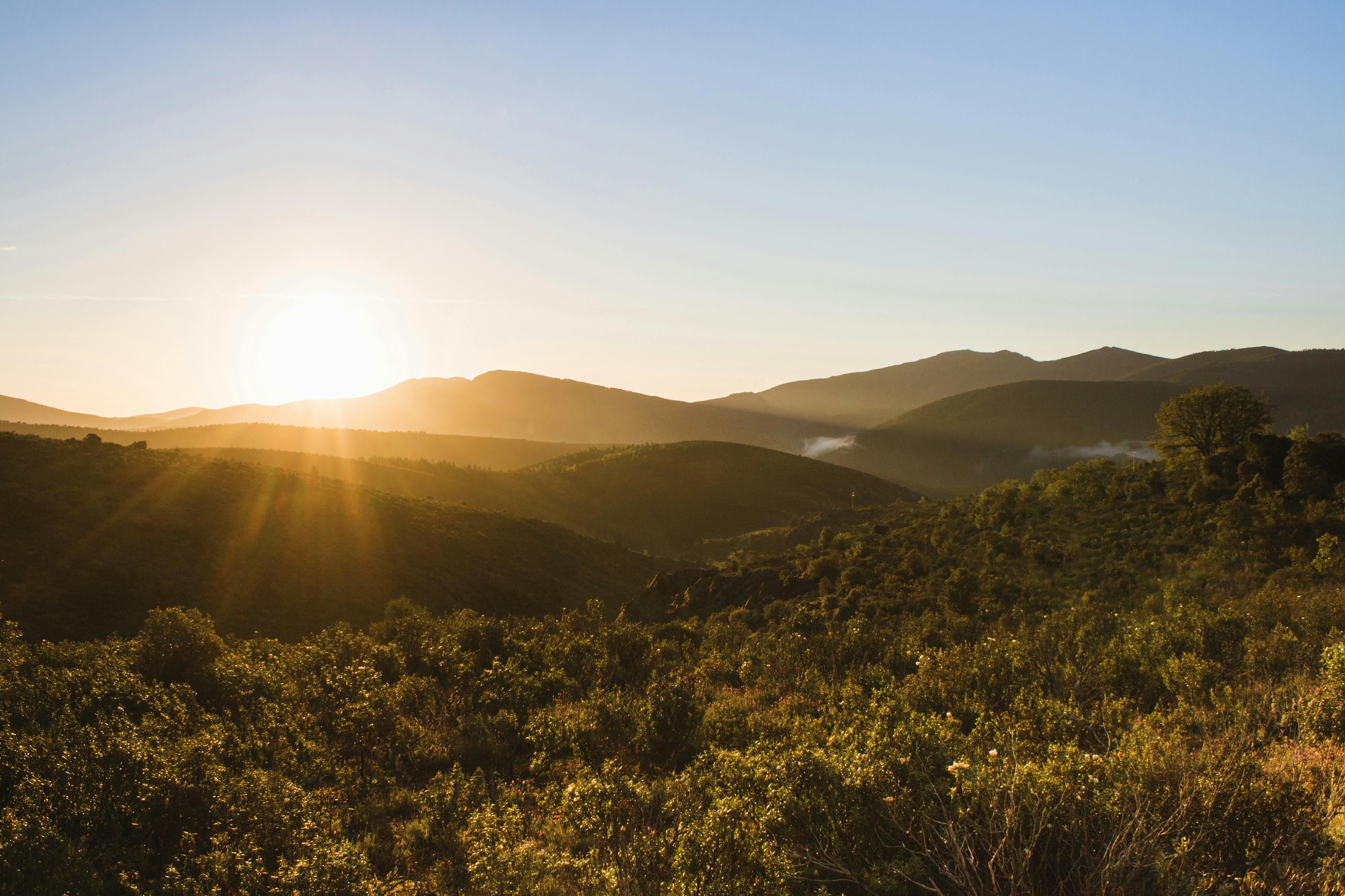 Il sole sorge da dietro delle montagne