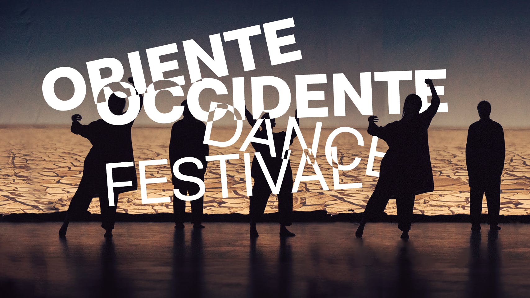 44° Oriente Occidente Dance Festival | poster Sullo sfondo un deserto arido e un cielo blu al crepuscolo, in primo piano la silhouette di un gruppo di persone danza. In bianco il lettering Oriente Occidente Dance Festival