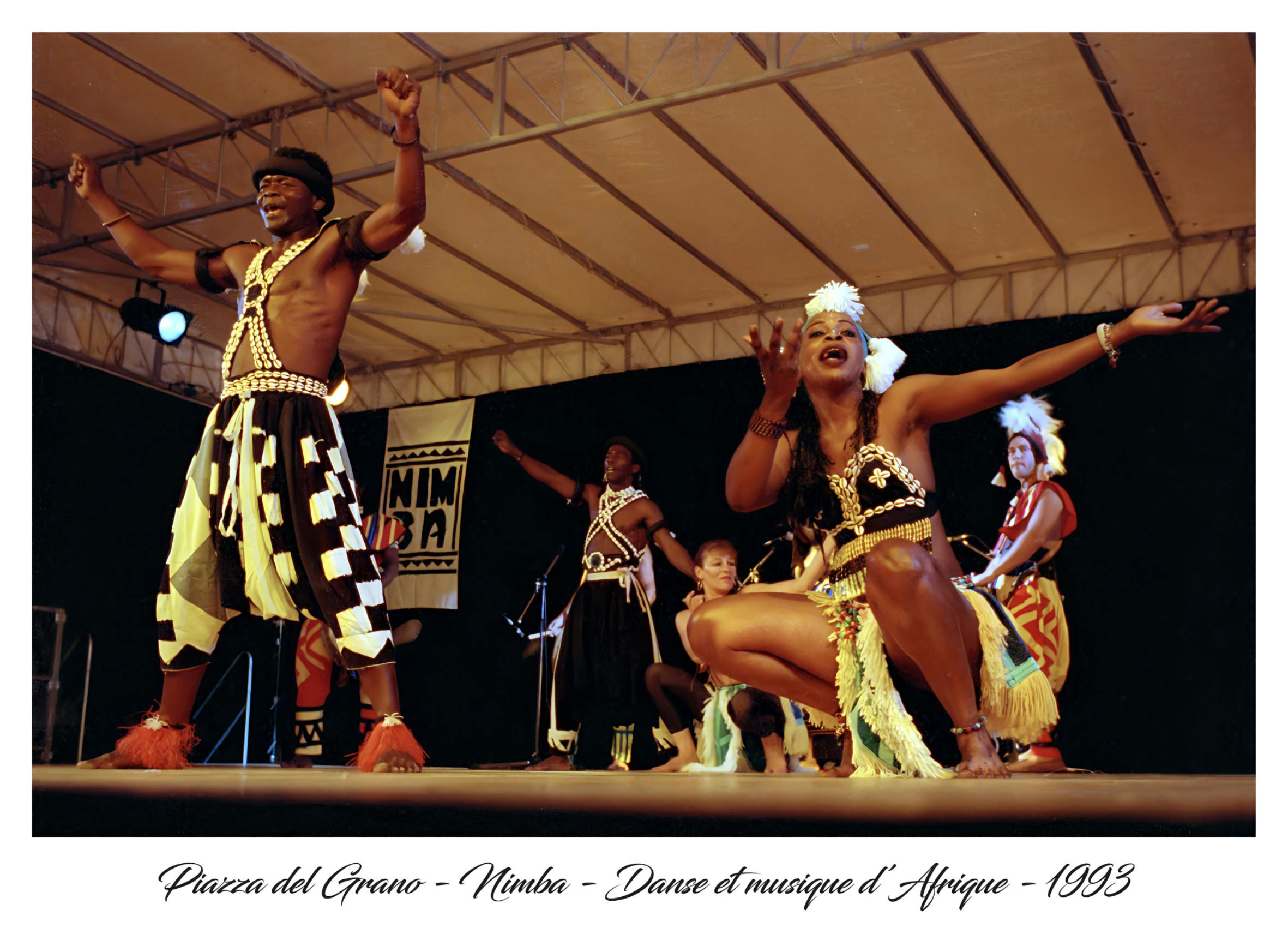 Artisti che ballano danze africane