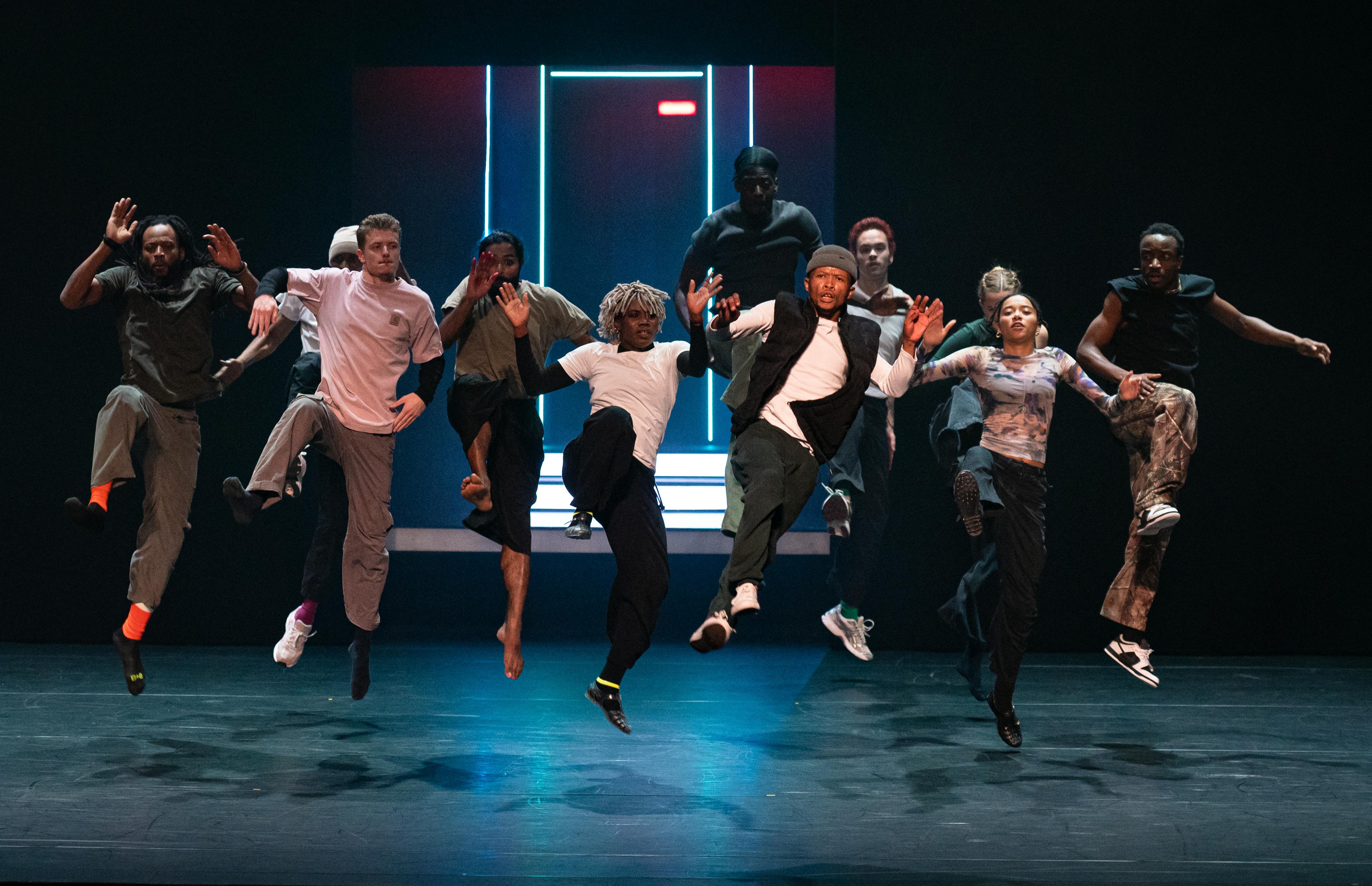 Un gruppo di giovani danzatori saltano su un palco