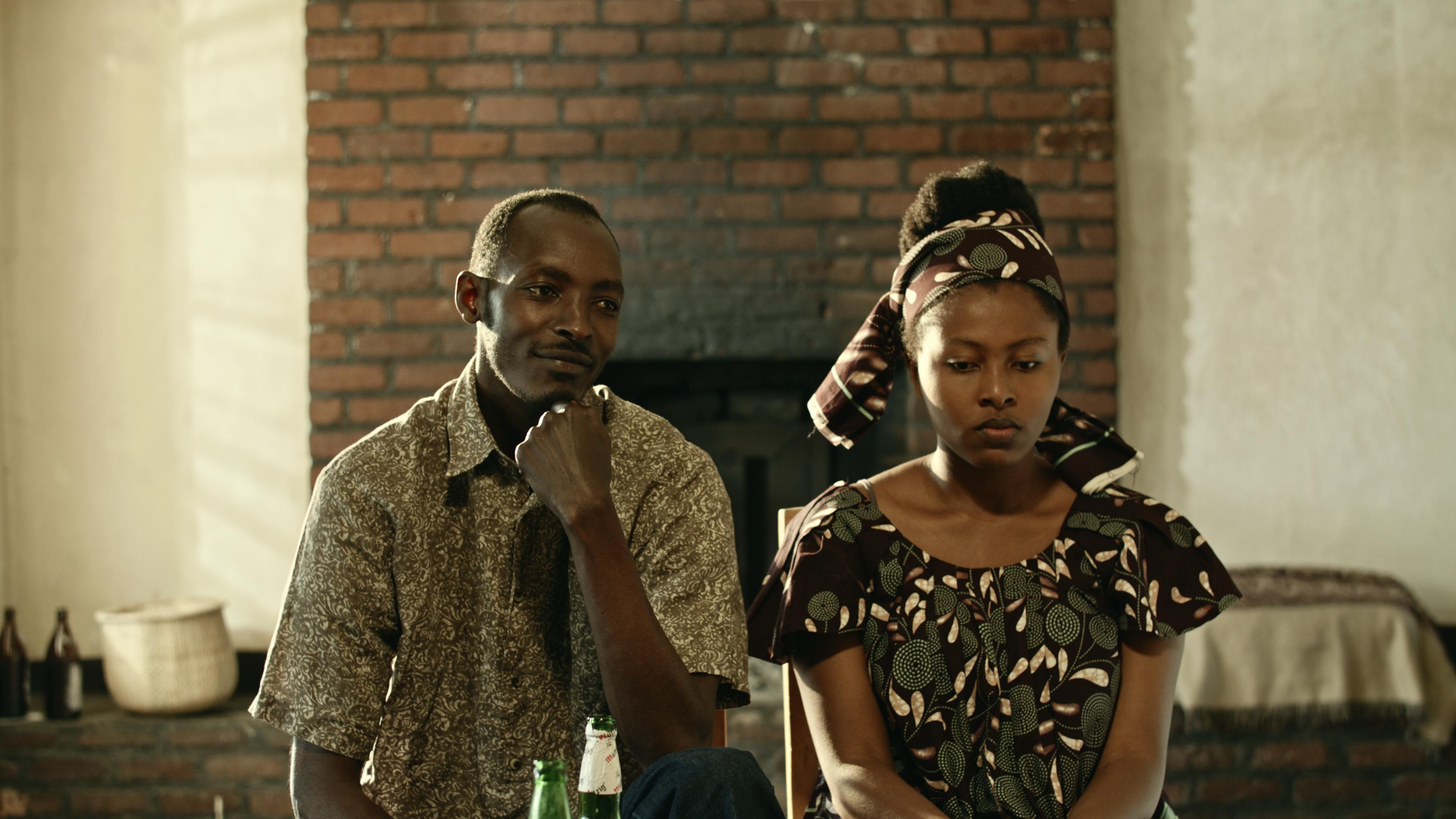 Still dal film The Bride di Myriam Birara mostra un uomo  e una donna seduti ad un tavolo