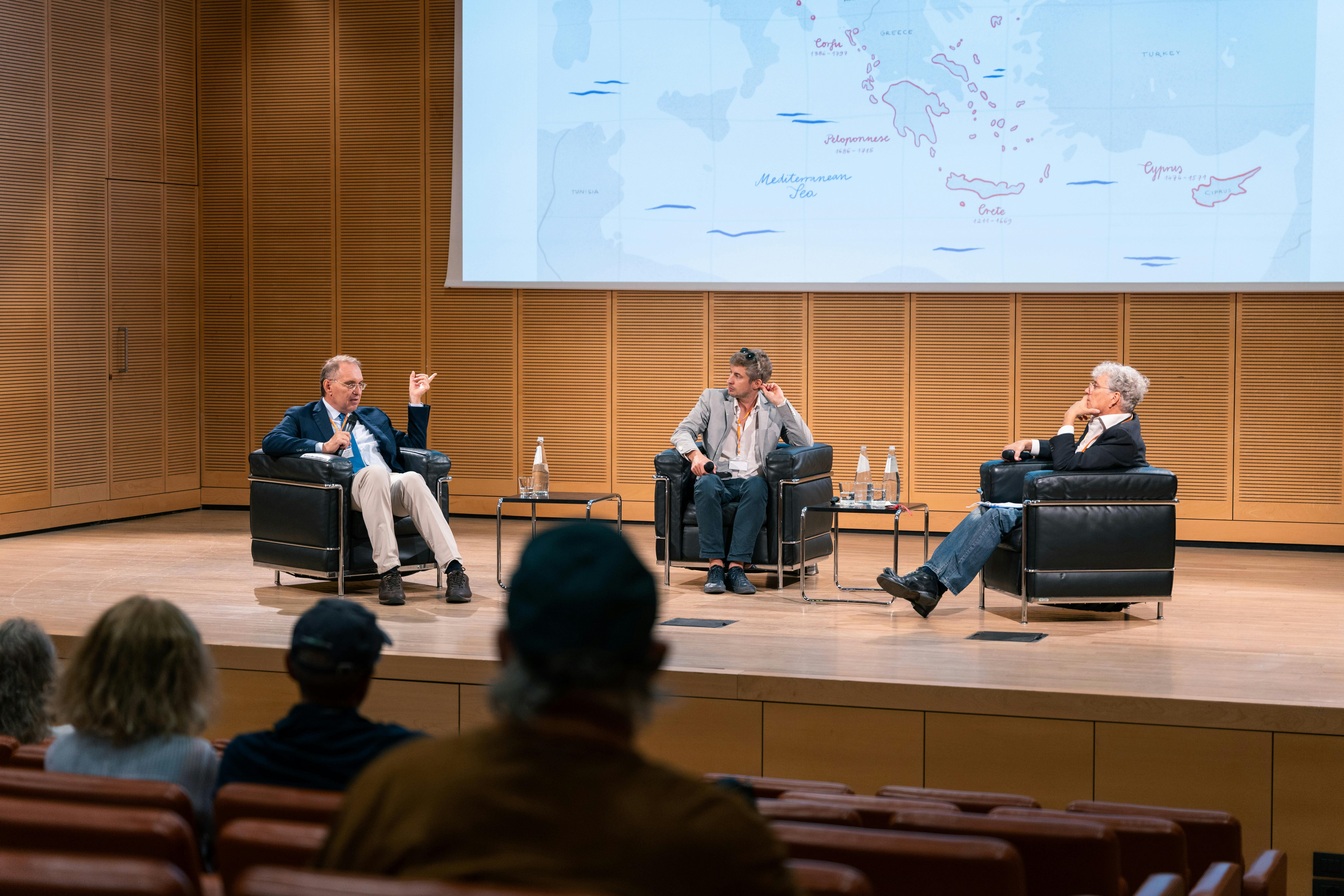 In foto Giovanni Vale, Egidio Ivetic e Duccio Canestrini. Sono seduti su delle poltrone sul palco.