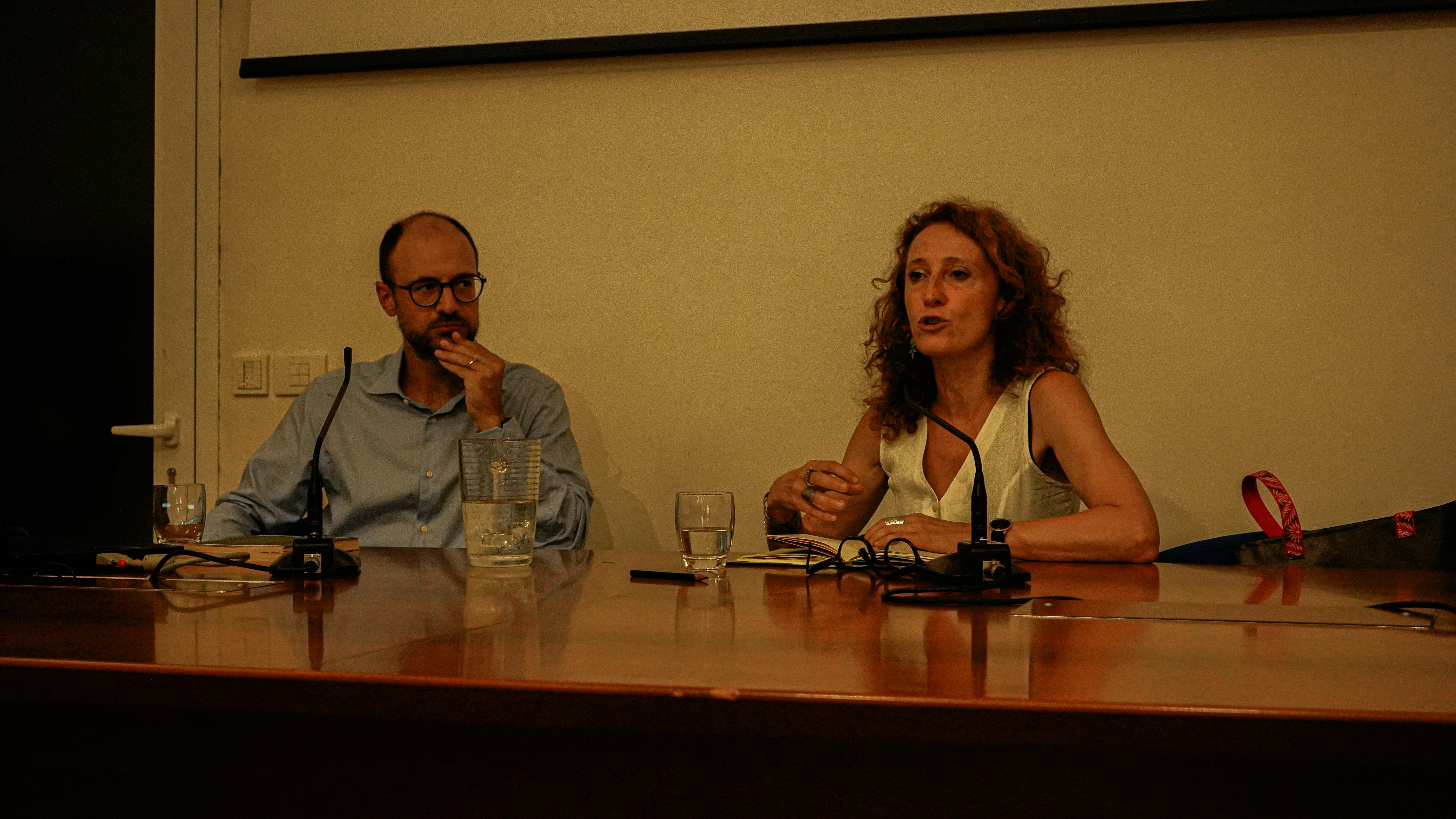 Anna Chiara Cimoli e Francesco Frizzera durante una conferenza. Lei sta parlando al microfono.