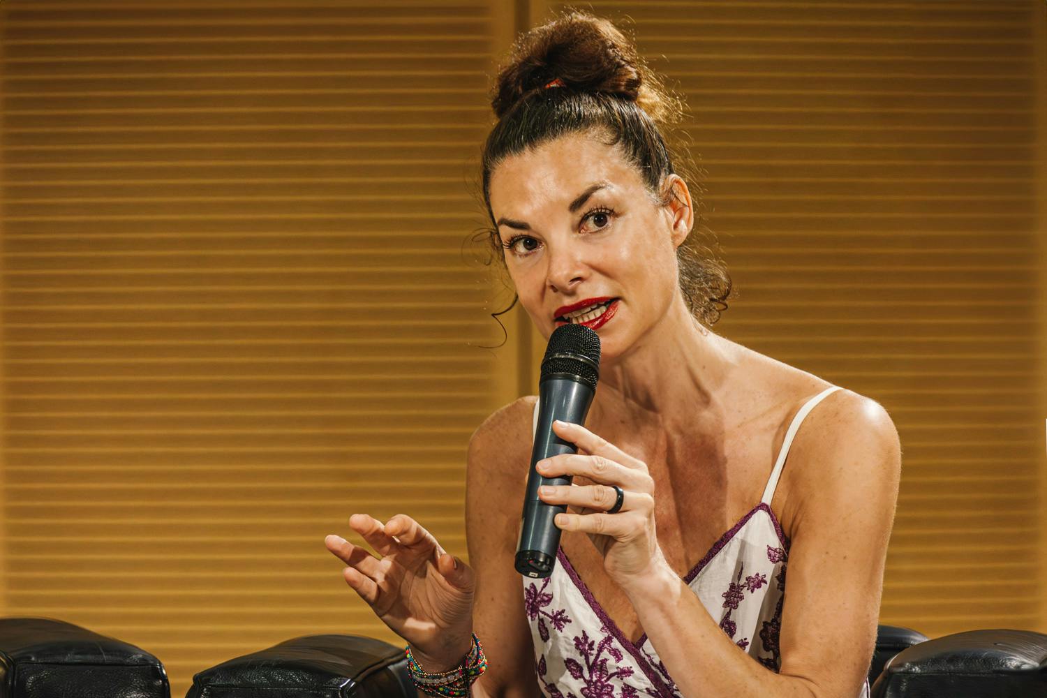 Gaia Vince, scienziata, mentre parla al microfono, durante una conferenza.