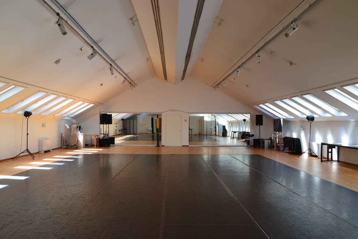 Sala al secondo piano dello Studio con tappeto danza nero e specchi su una parete