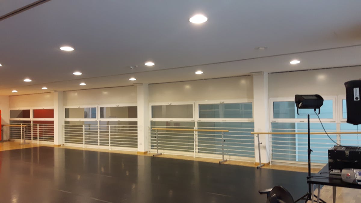 Fotografia della sala al piano 1 dello Studio con finestre