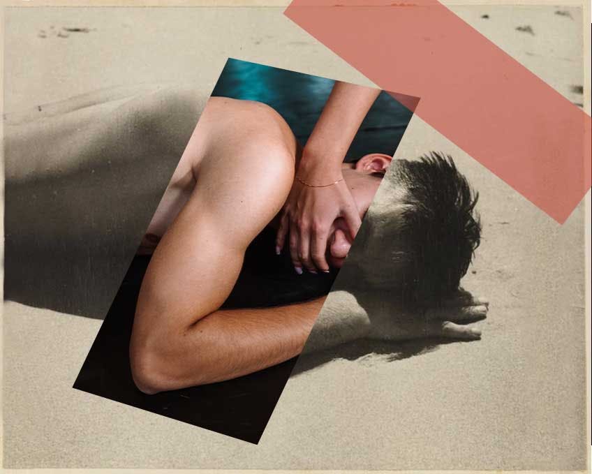 Una fotografia d'epoca in bianco e nero a cui è stata sovrapposta una fotografia contemporanea di un ragazzo sdraiato a terra a cui viene coperta la bocca