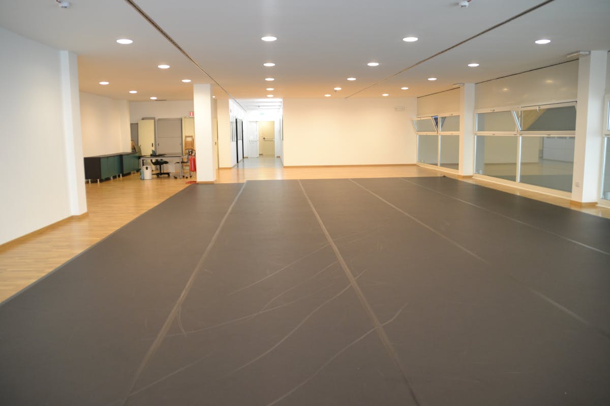 Sala al primo piano dello Studio con tappeto danza nero