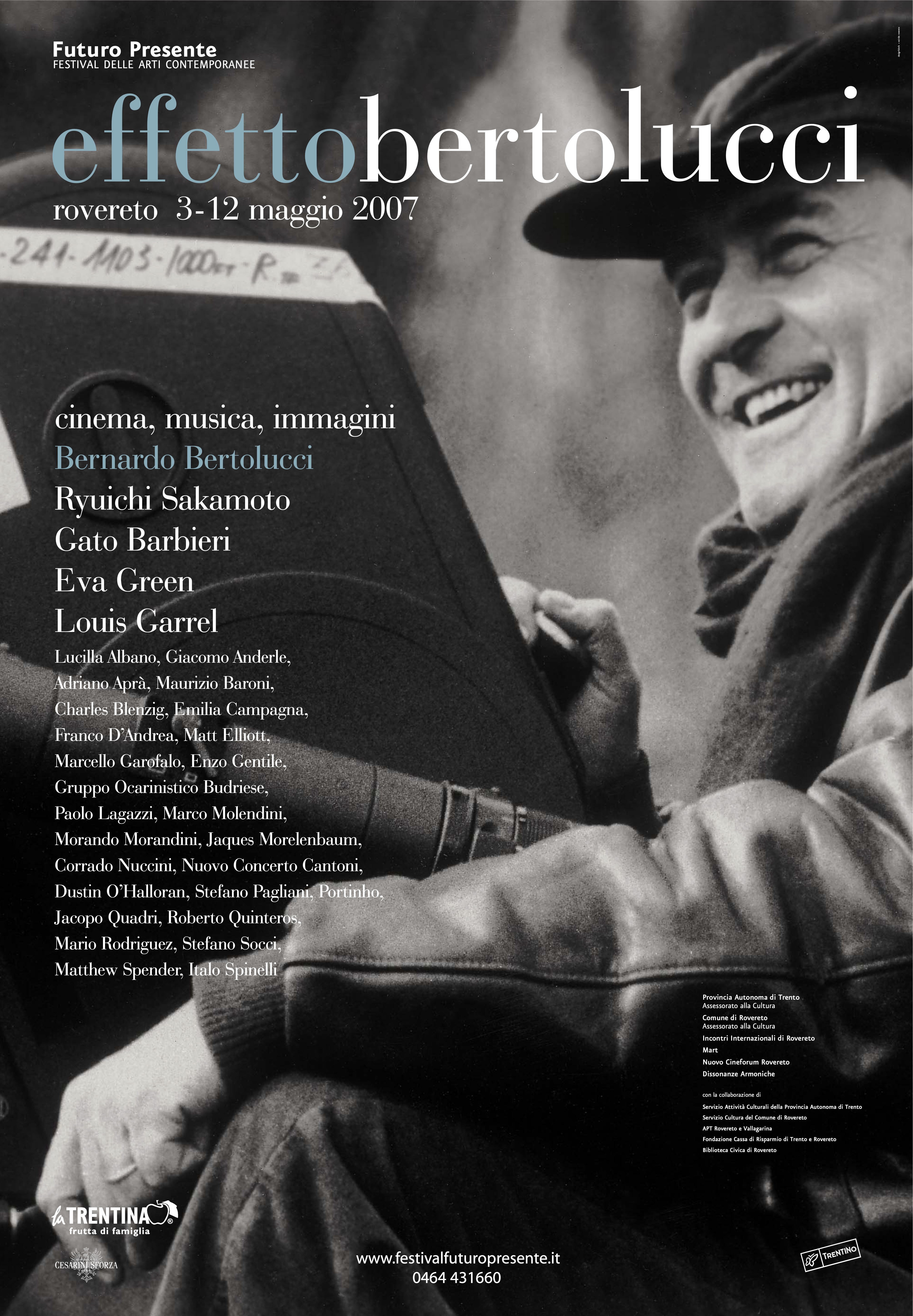 Lavoro grafico del Festival: l'immagine ritrae Bernardo Bertolucci in bianco e nero, le scritte riportano i nomi di attori famosi e le informazioni sulle date del festival