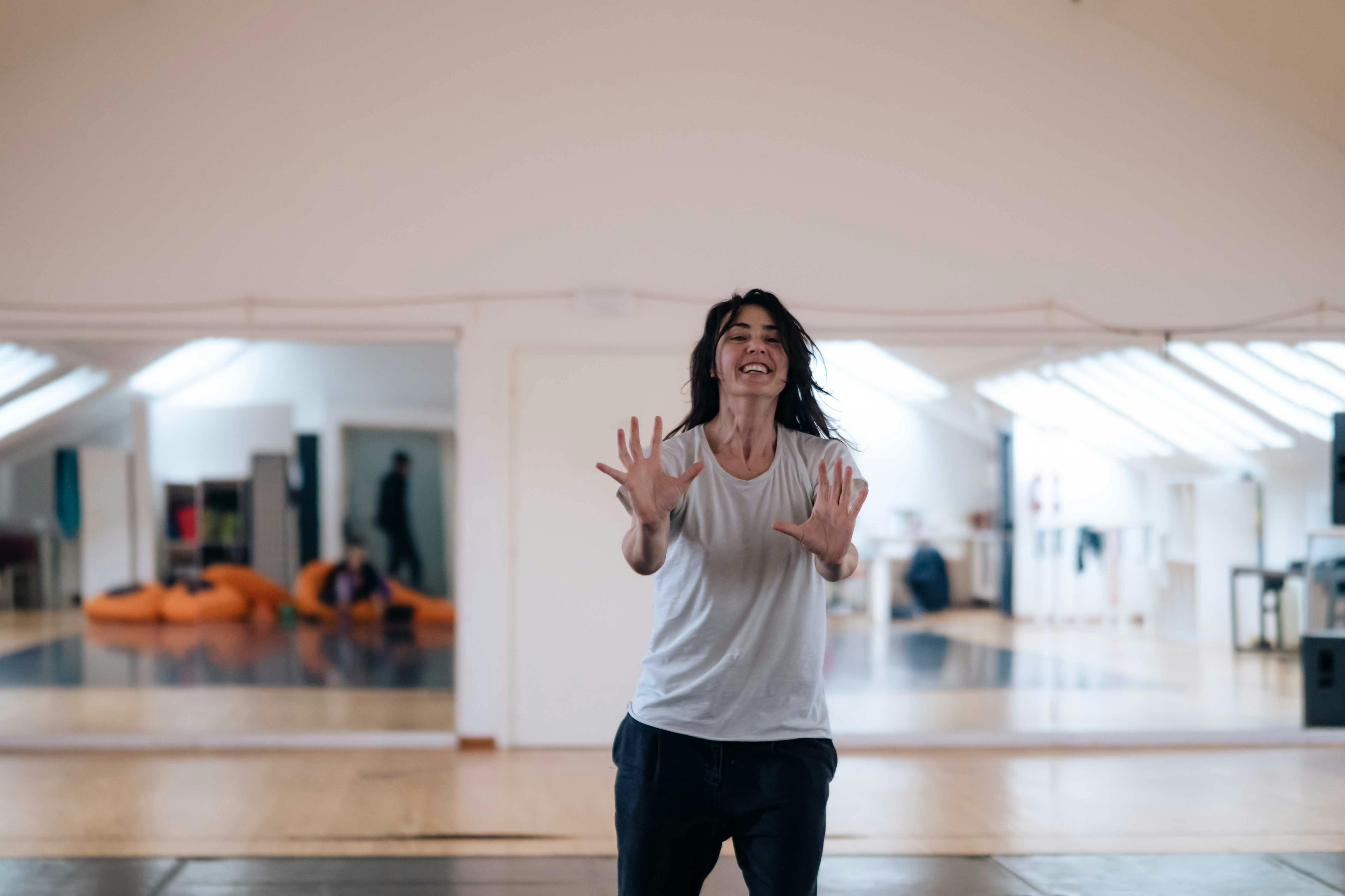 Claudia Caldarano rivolta verso l'obiettivo con le mani allungate in avanti