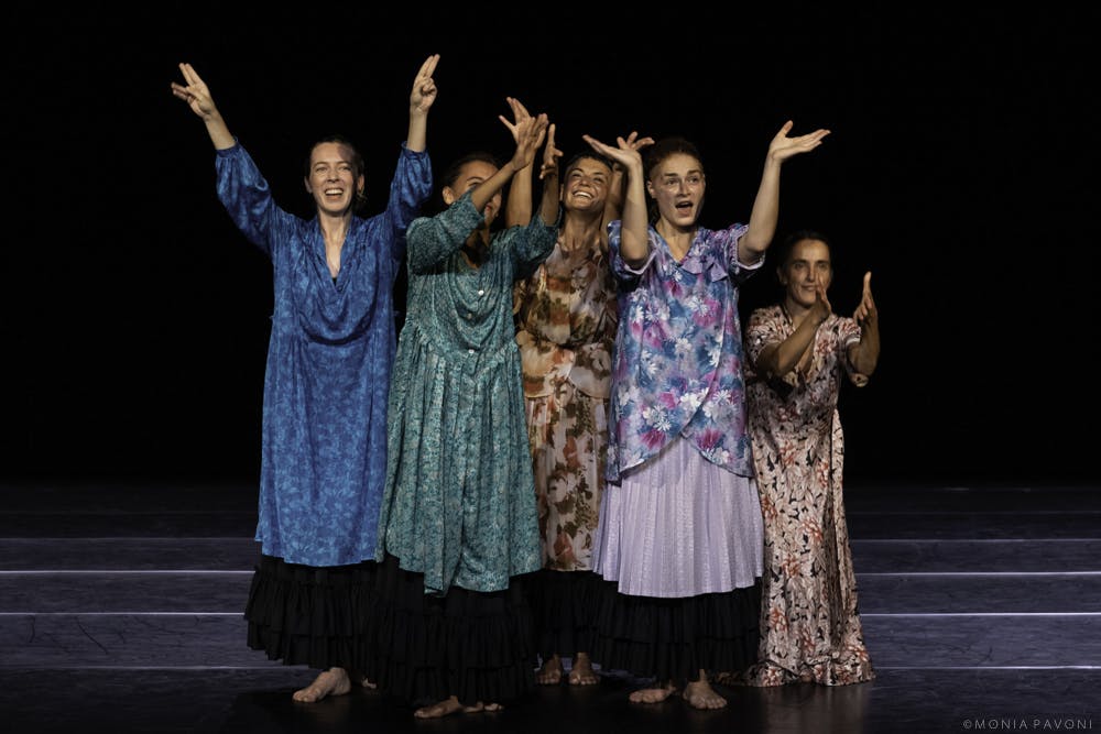 Le cinque danzatrici in scena nello spettacolo Maldonne di Leila Ka nel momento dei saluti finali, indossano vestiti molto colorati