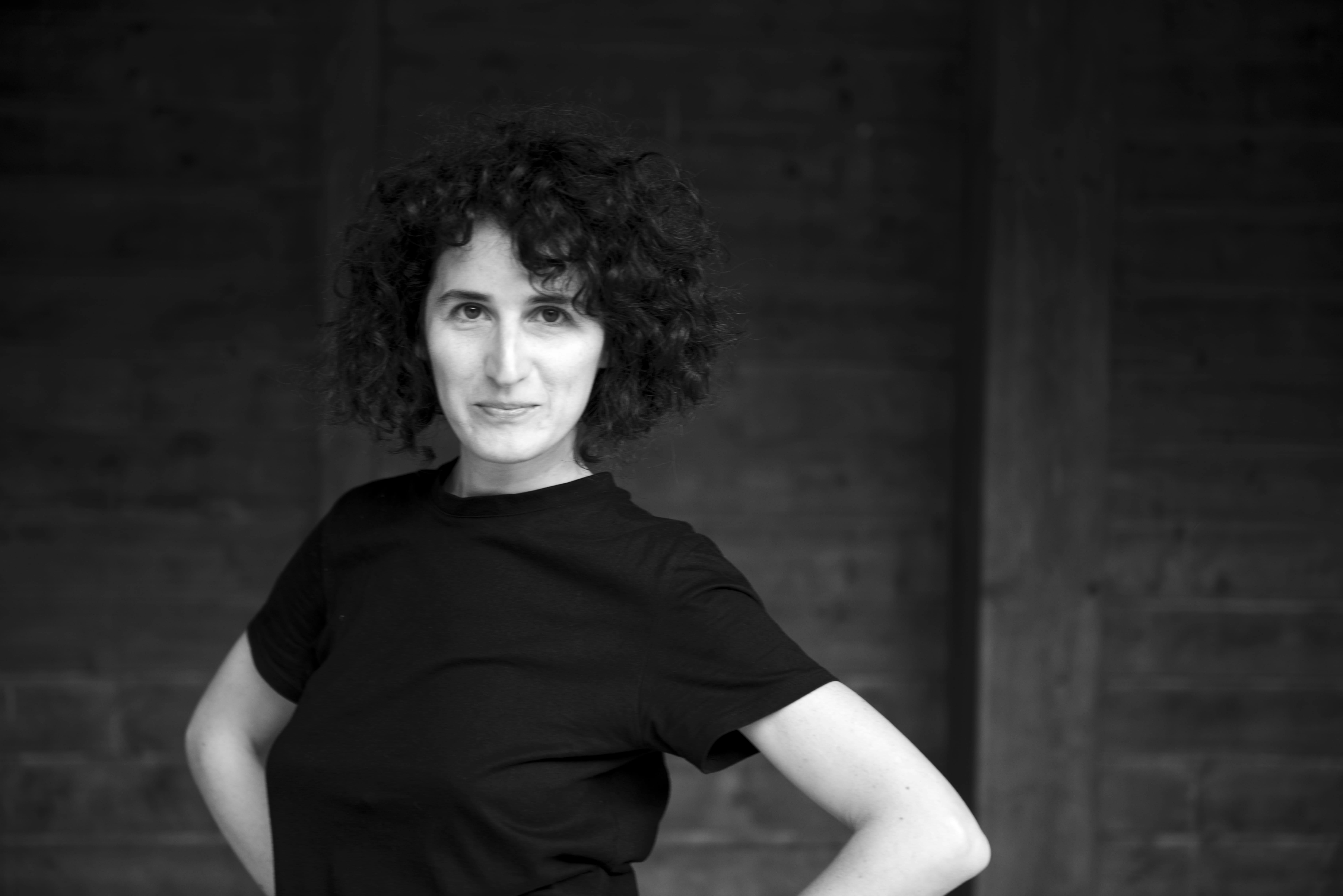 Ritratto in bianco e nero dell'artista Marta Bellu
