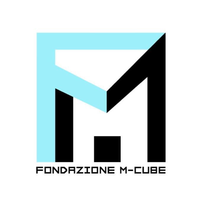 Logo composto da una grande M metà azzurra metà nera che forma un cubo e la scritta sotto "FONDAZIONE M-CUBE"