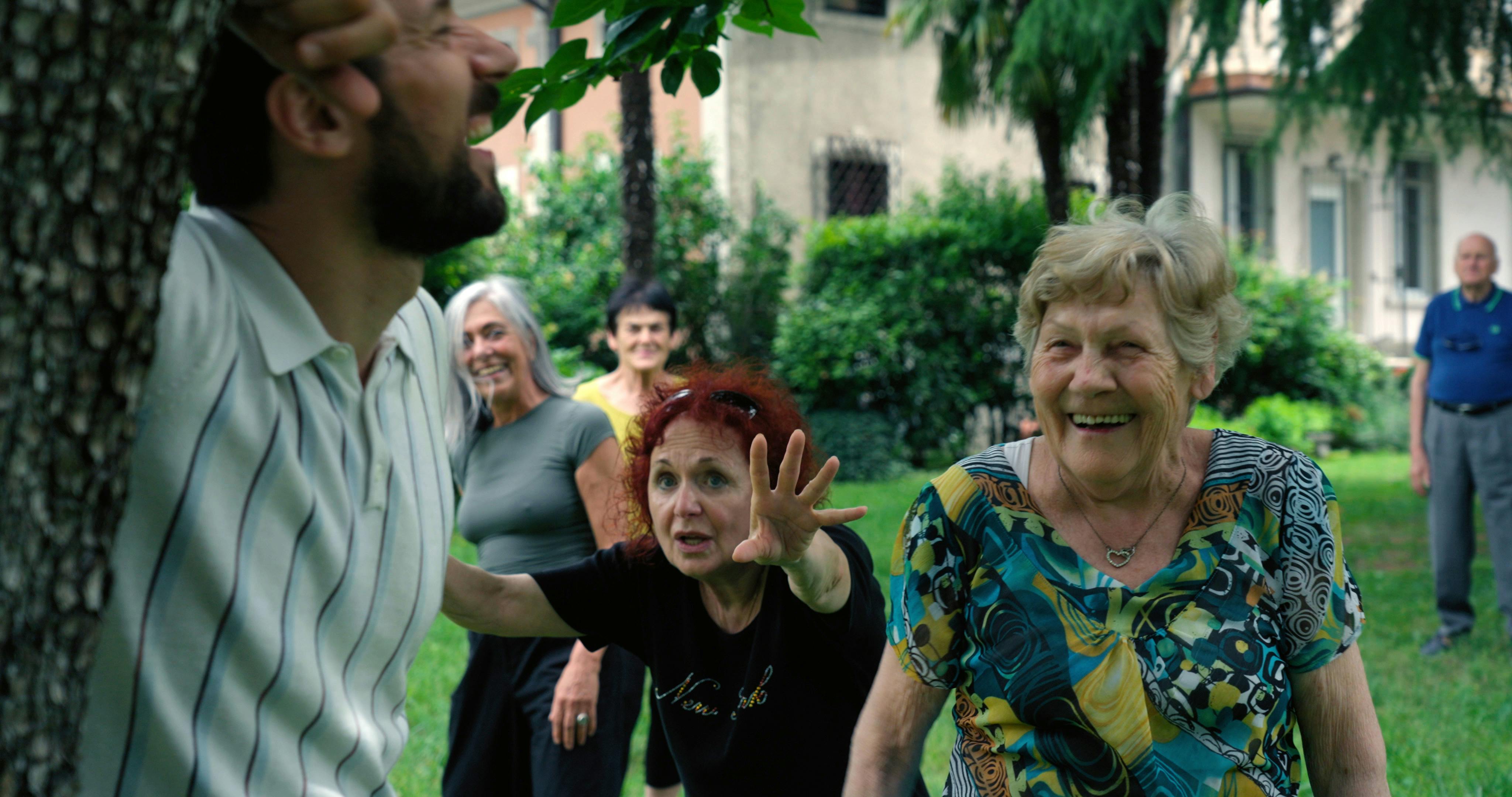 Un gruppo di persone gioca a un, due, tre... stella! in un giardino