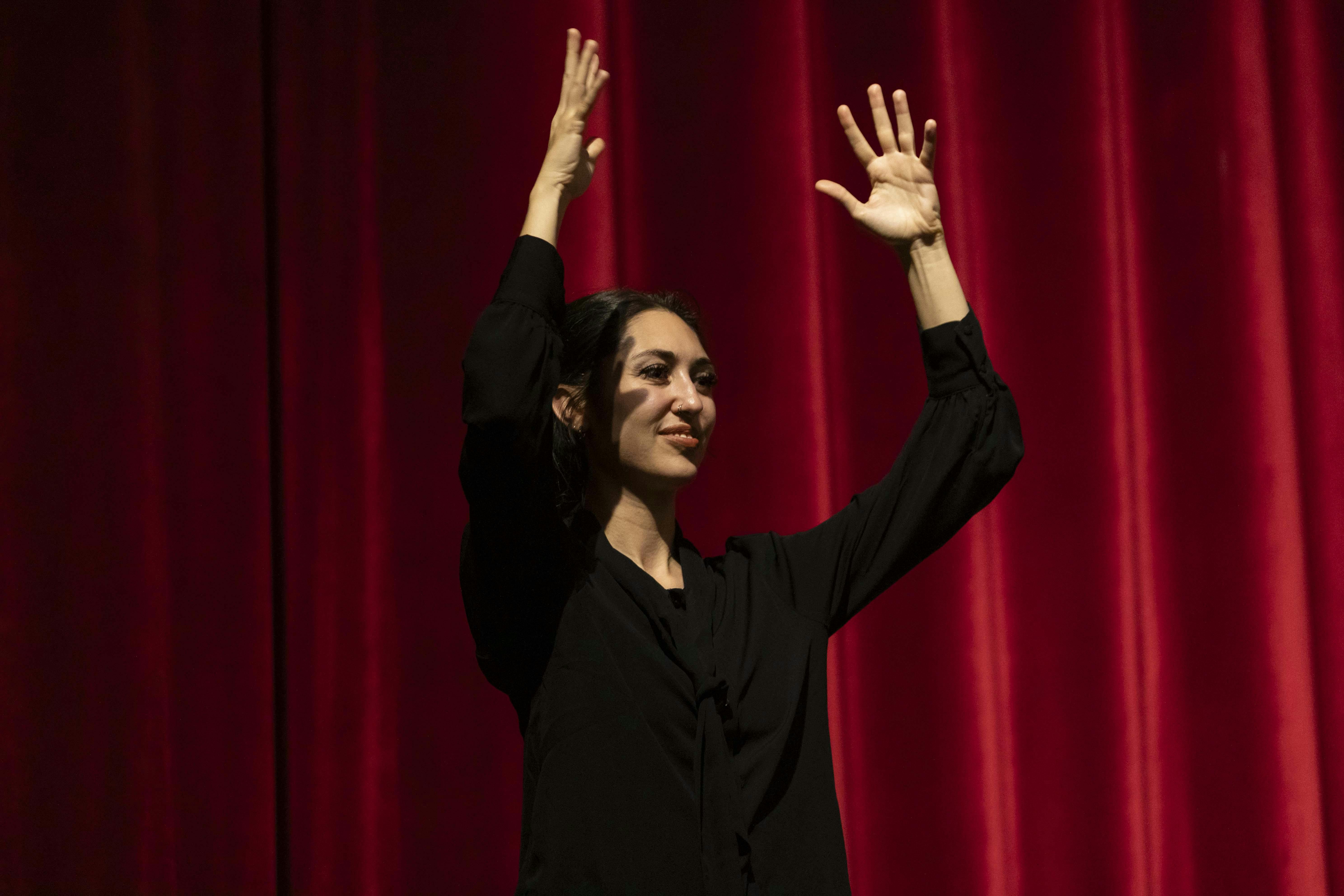 Sara Scandola, intrerprete Lis al Festival mentre applaude