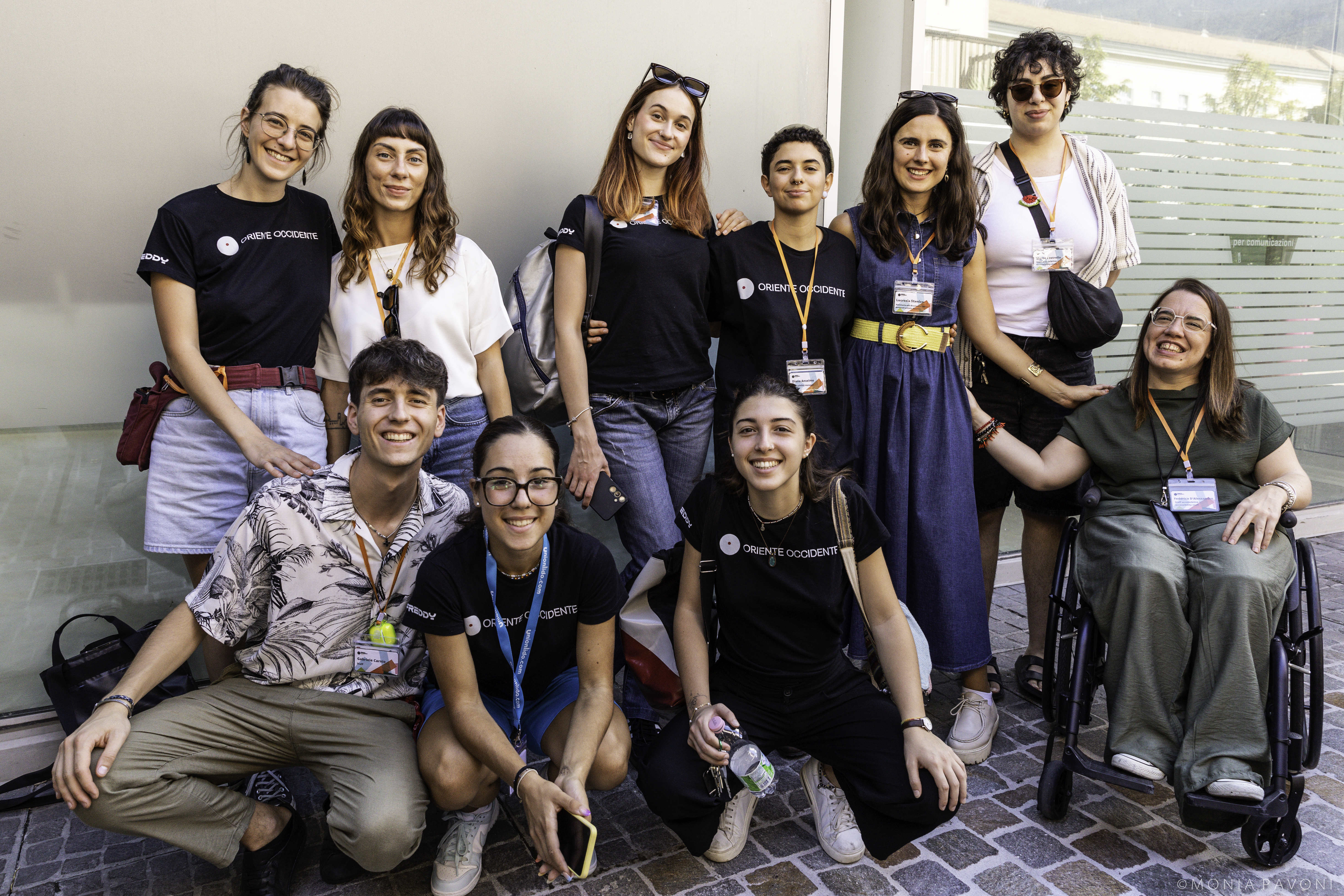 Foto di gruppo di ragazzi e ragazze dello staff della 44esima edizione del Festival