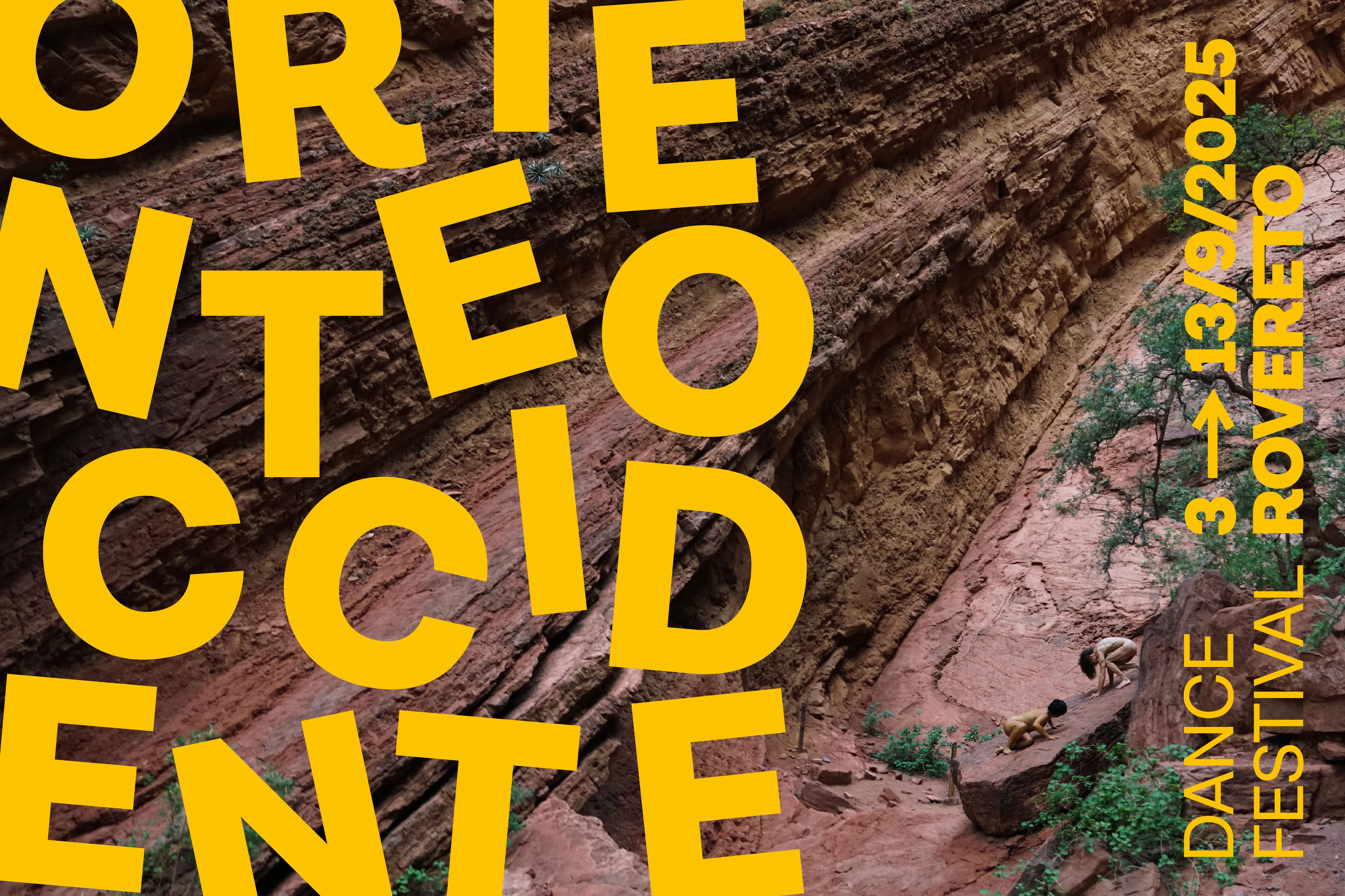 Un fotografia di sfondo con due danzatori nudi sulla roccia, sopra è applicata una filigrana con scritto Oriente Occidente in giallo