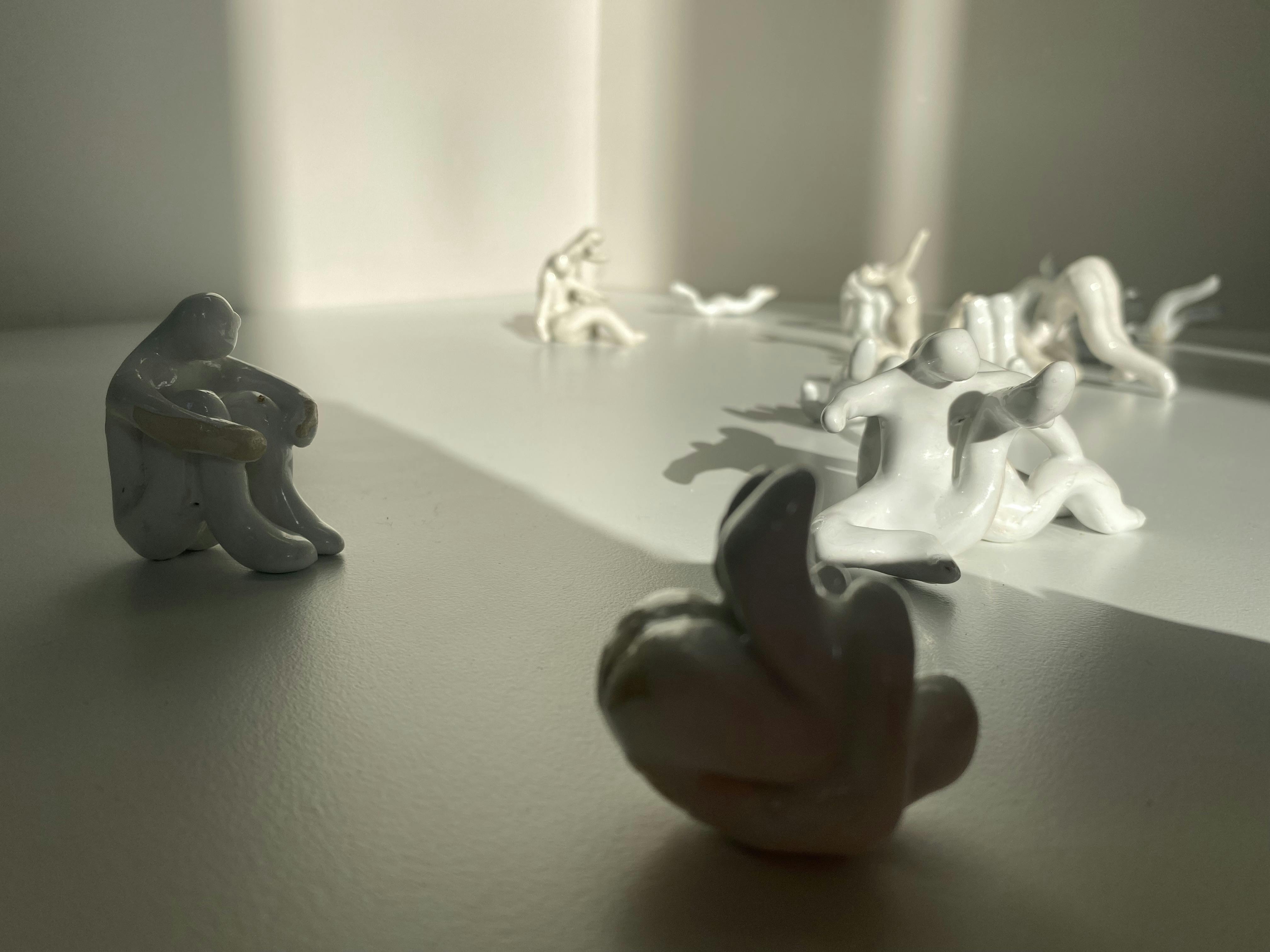 Piccole sculture in ceramica rappresentanti figure in movimento