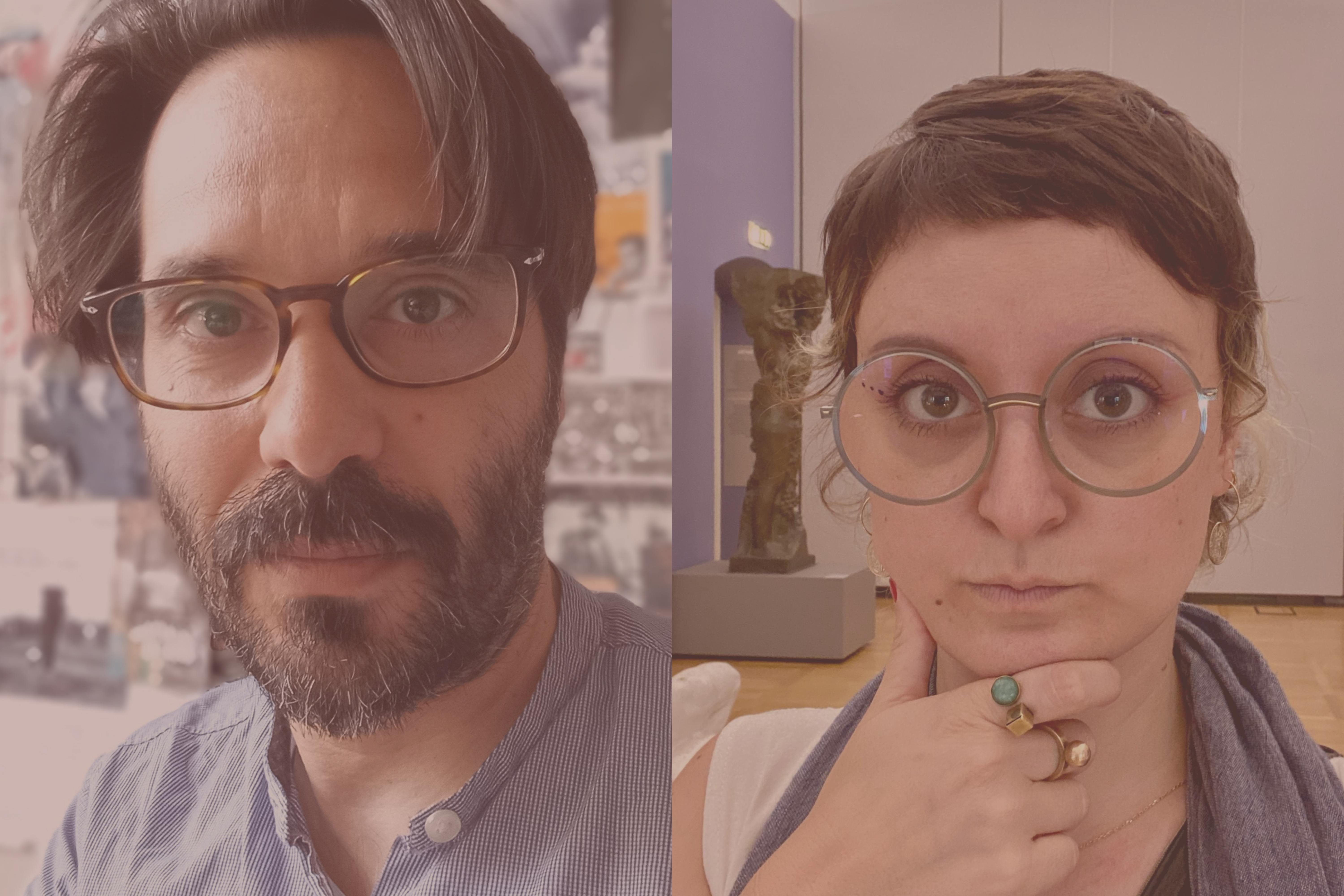 Sulla sinistra in primo piano Alberto Brodesco con capelli di media lunghezza, barba e baffi, porta occhiali da vista e indossa una camicia sui toni dell'azzurro con scollo alla coreana. Sulla destra in primo piano Martina Melilli con i capelli corti, porta grandi occhiali da vista tondi