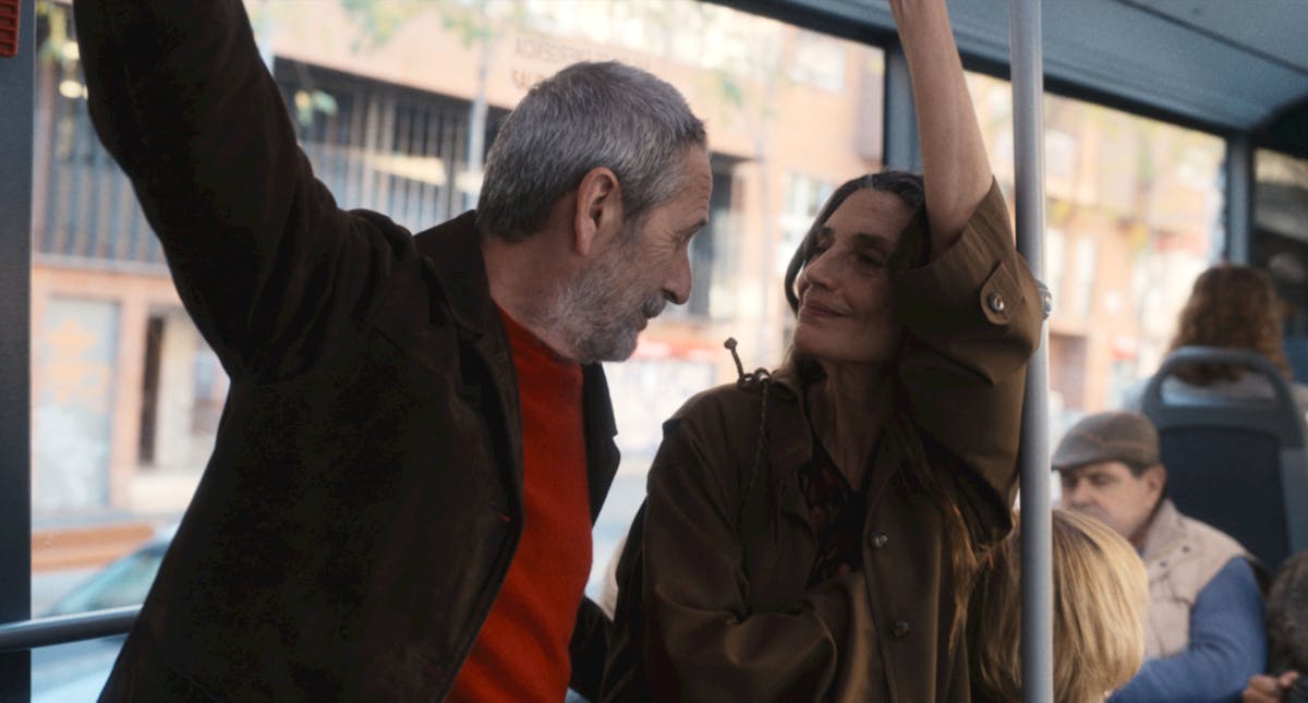 Un uomo e una donna sull'autobus si guardano sorridendo
