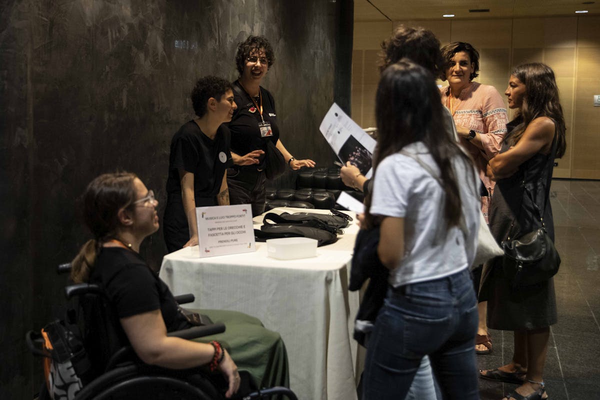 Il team accessibilità accoglie il pubblico in teatro