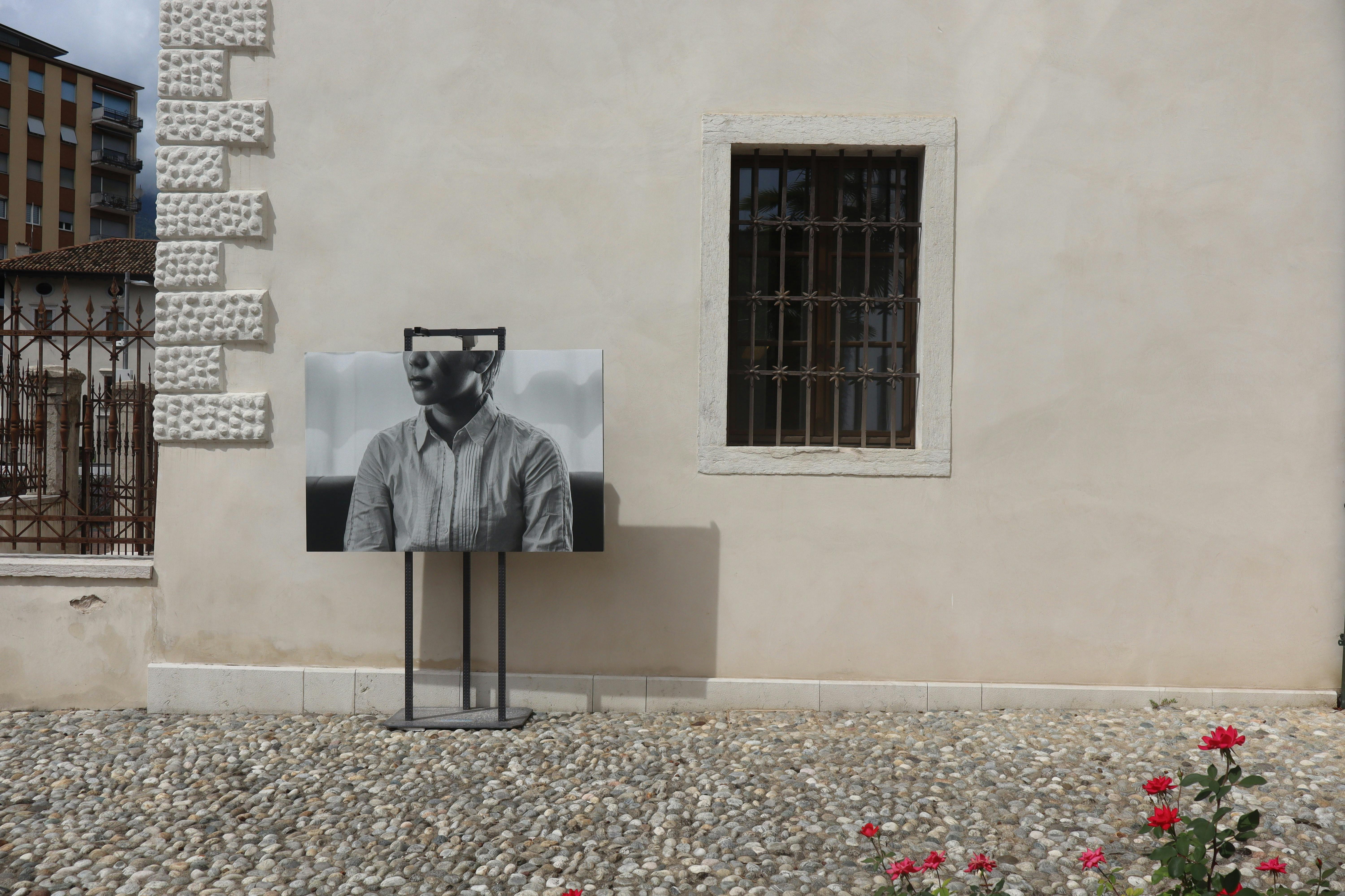 Fotografia della mostra It can never be the same tra le vie del centro di Rovereto