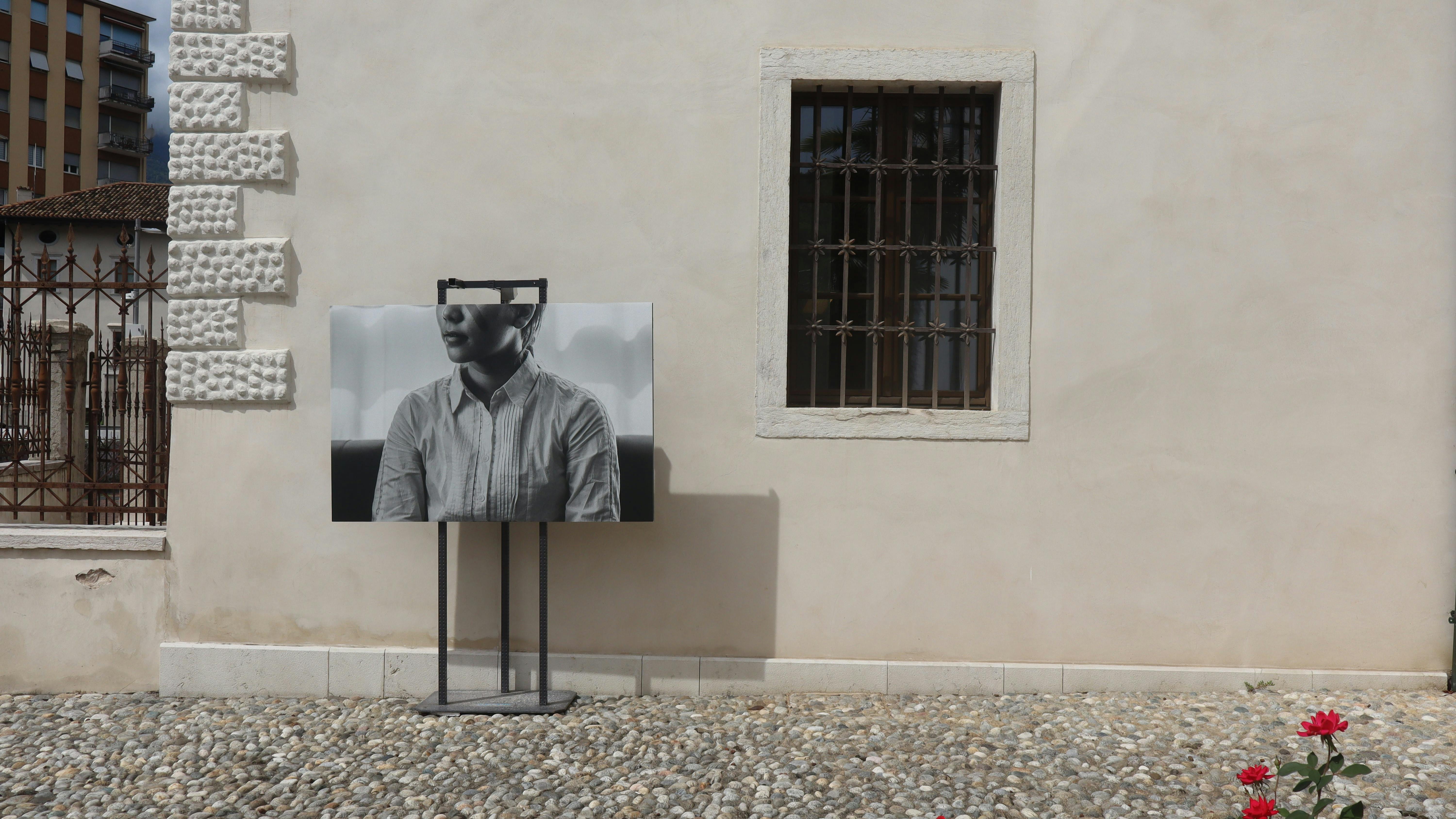 It can never be the same di Lorenzo Tugnoli e Francesca Recchia | ph Elisa Moser Fotografia della mostra It can never be the same tra le vie del centro di Rovereto