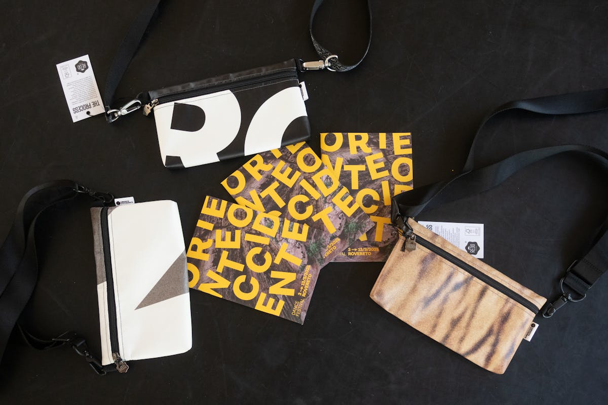Tre pochette della nuova collezione con di fianco tre libretti della 45esima edizione di Oriente Occidente Dance Festival