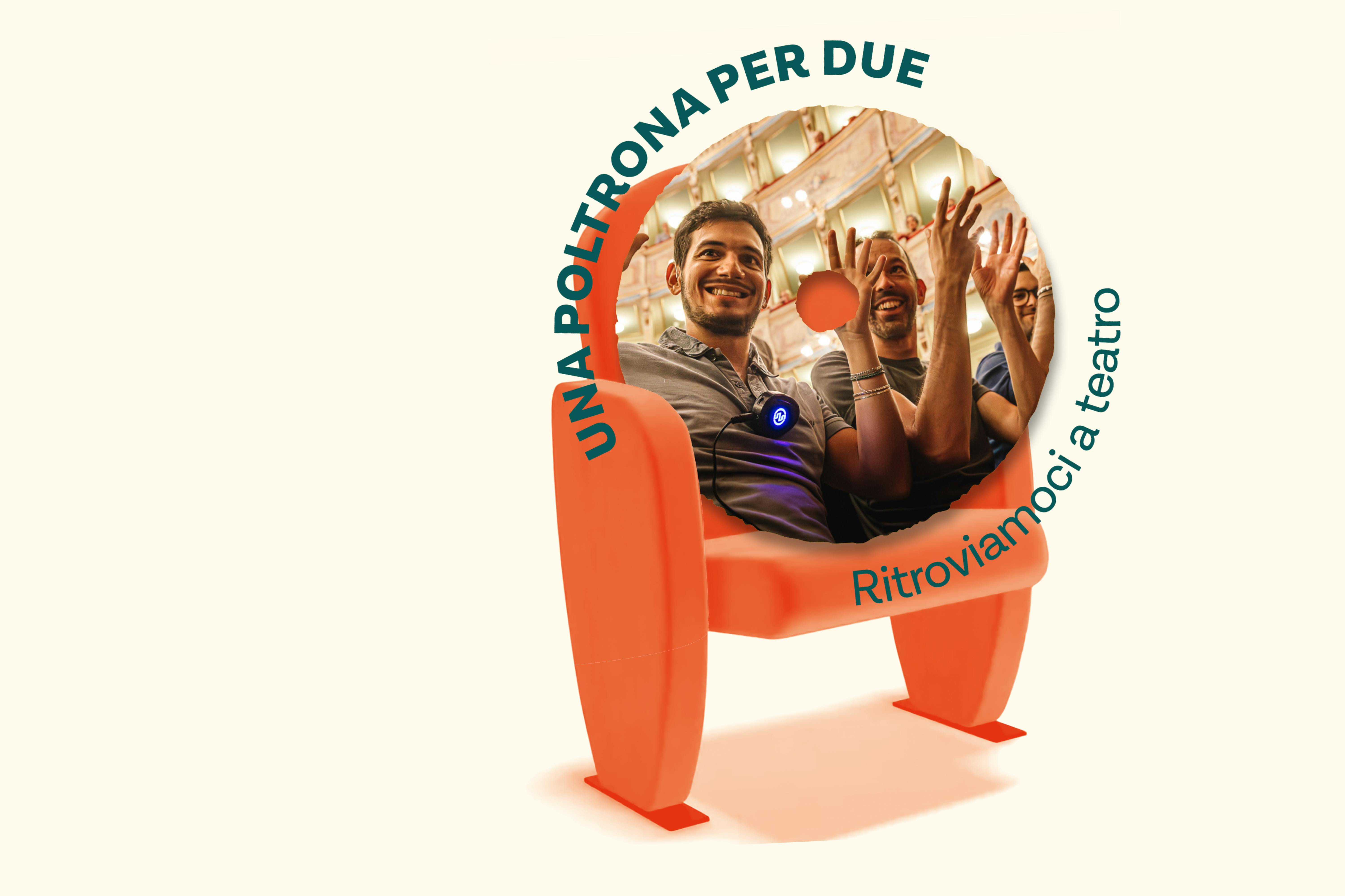 Una poltrona arancione accoglie il logo di Oriente Occidente nel quale volti sorridenti di alcuni spettatori che indossano i Subpac