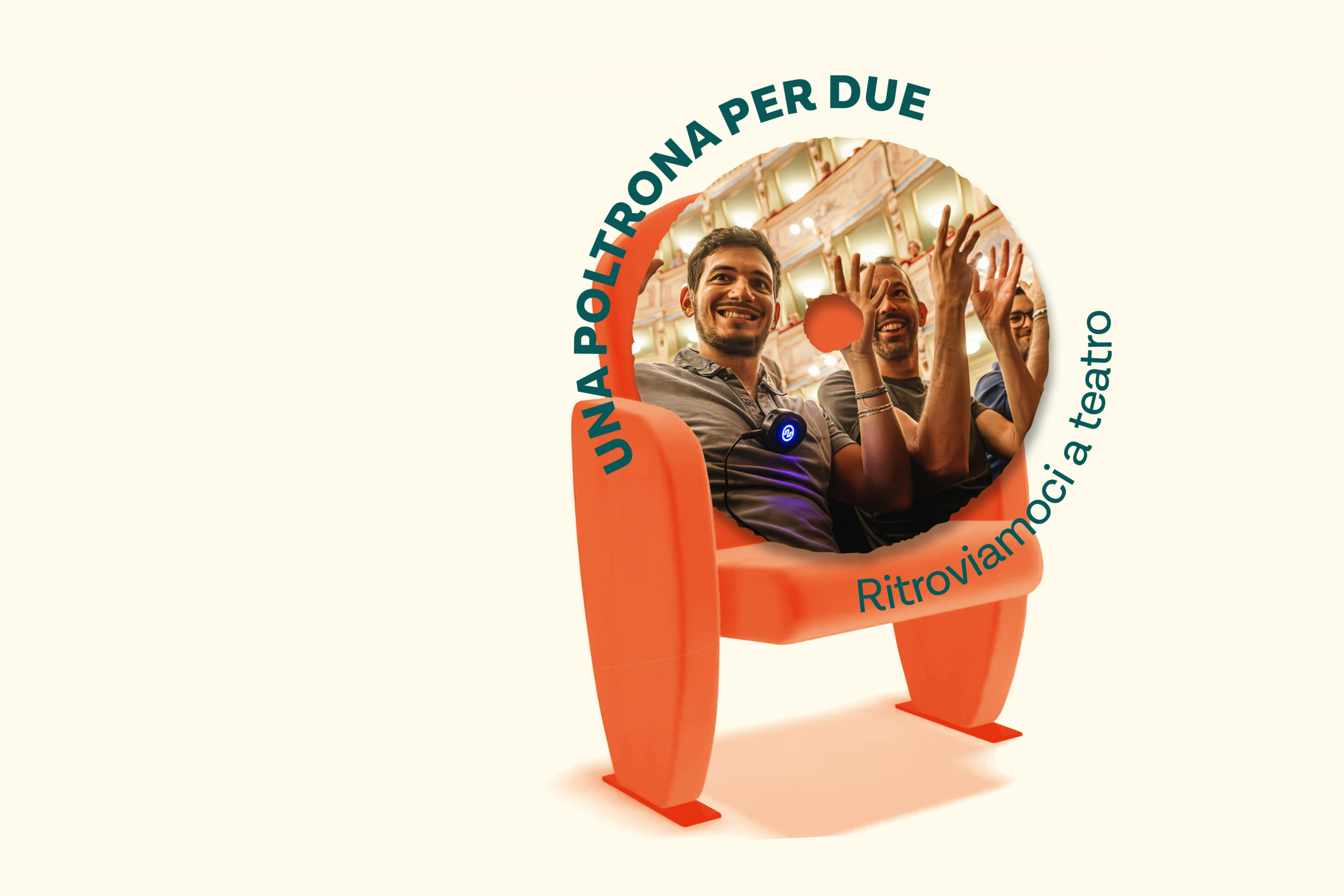 Una poltrona arancione accoglie il logo di Oriente Occidente nel quale volti sorridenti di alcuni spettatori che indossano i Subpac