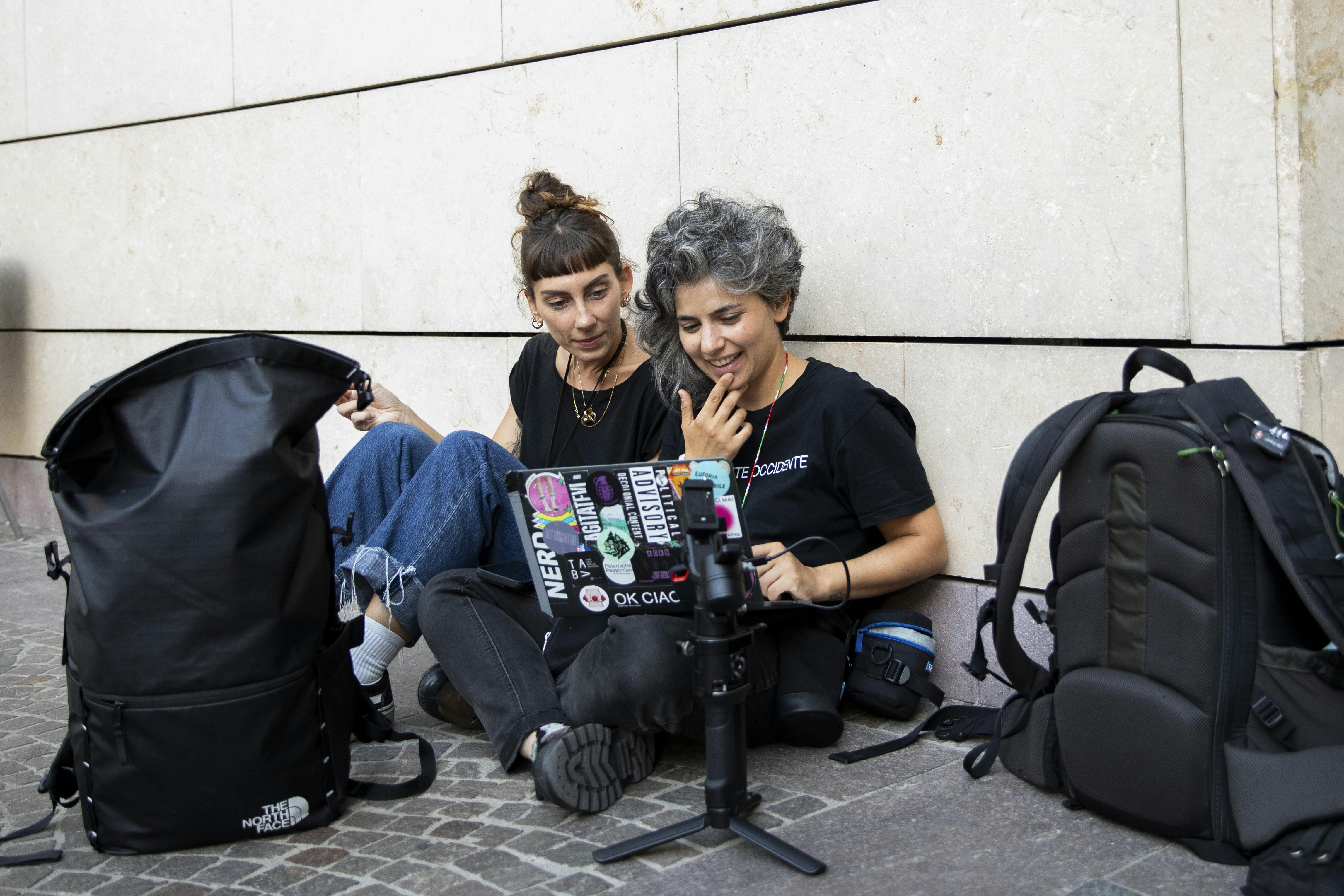 Staff dell'ufficio comunicazione durante il Festival che guarda un video al pc