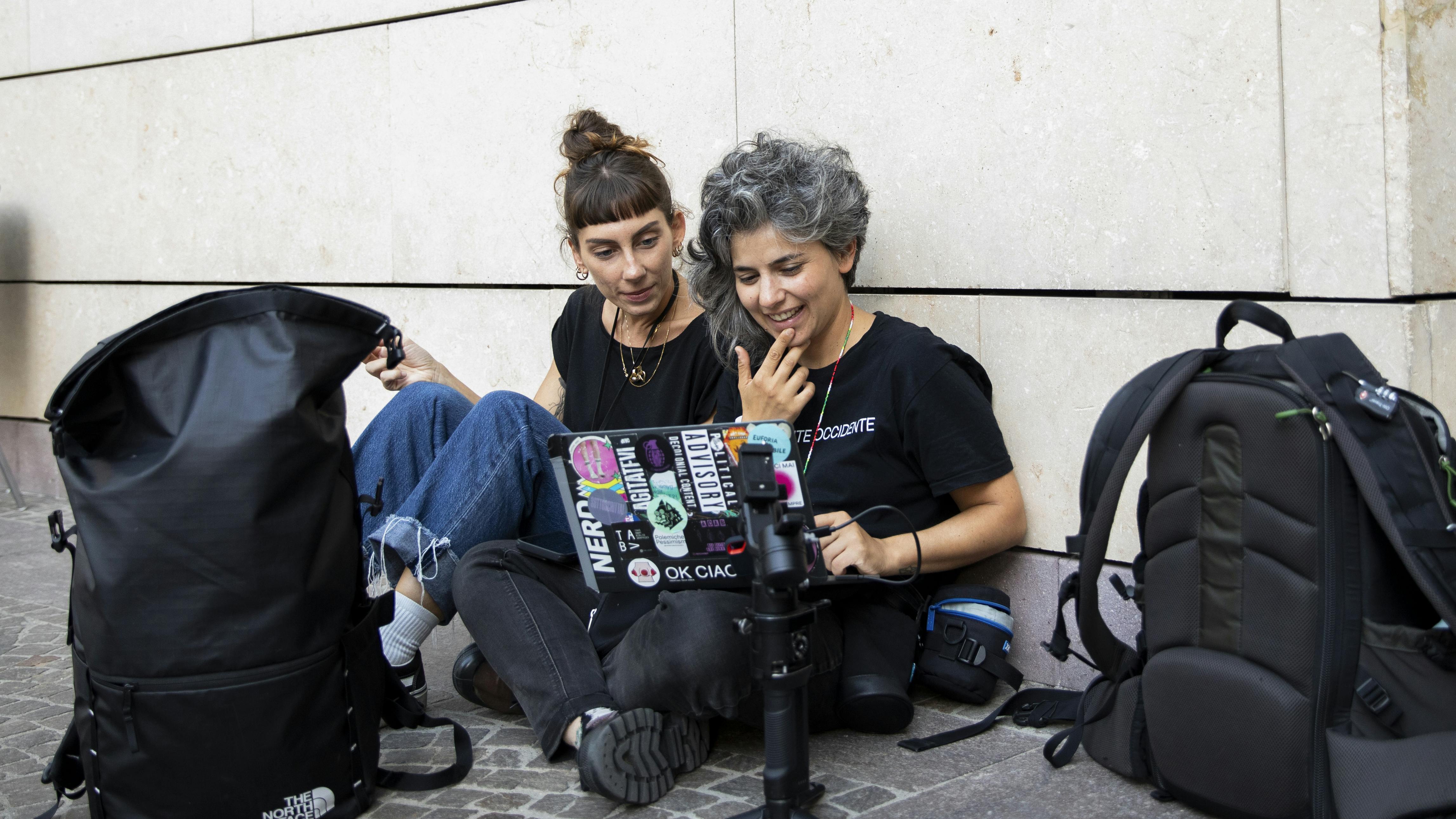 Staff comunicazione, Oriente Occidente Dance Festival 2025 | ph Monia Pavoni Staff dell'ufficio comunicazione durante il Festival che guarda un video al pc
