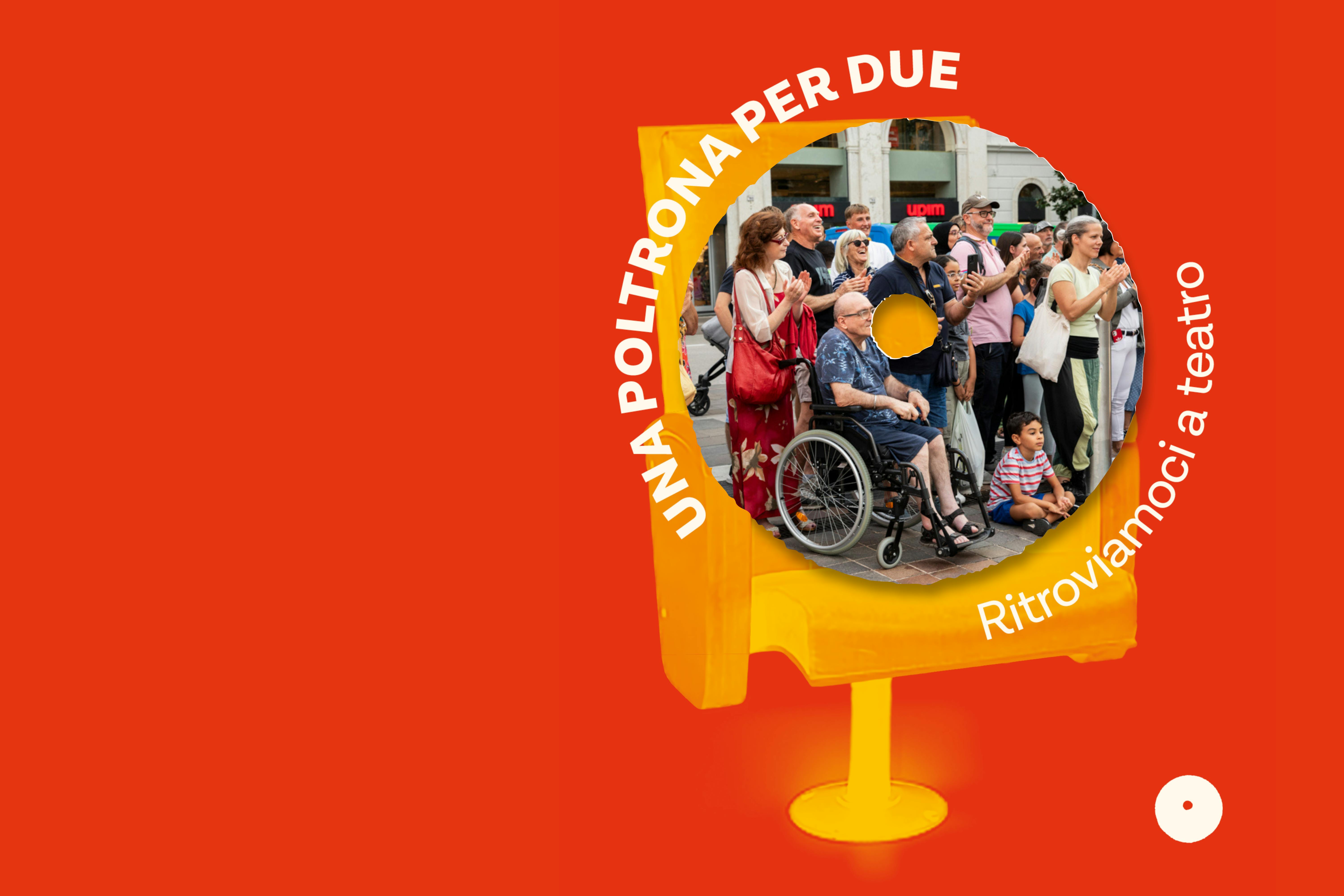 Grafica del progetto Una poltrona per due con sfondo rosso, poltrona gialla, fotografia di pubblico in un cerchio e la scritta intorno "Una poltrona per due - Ritroviamoci a teatro"