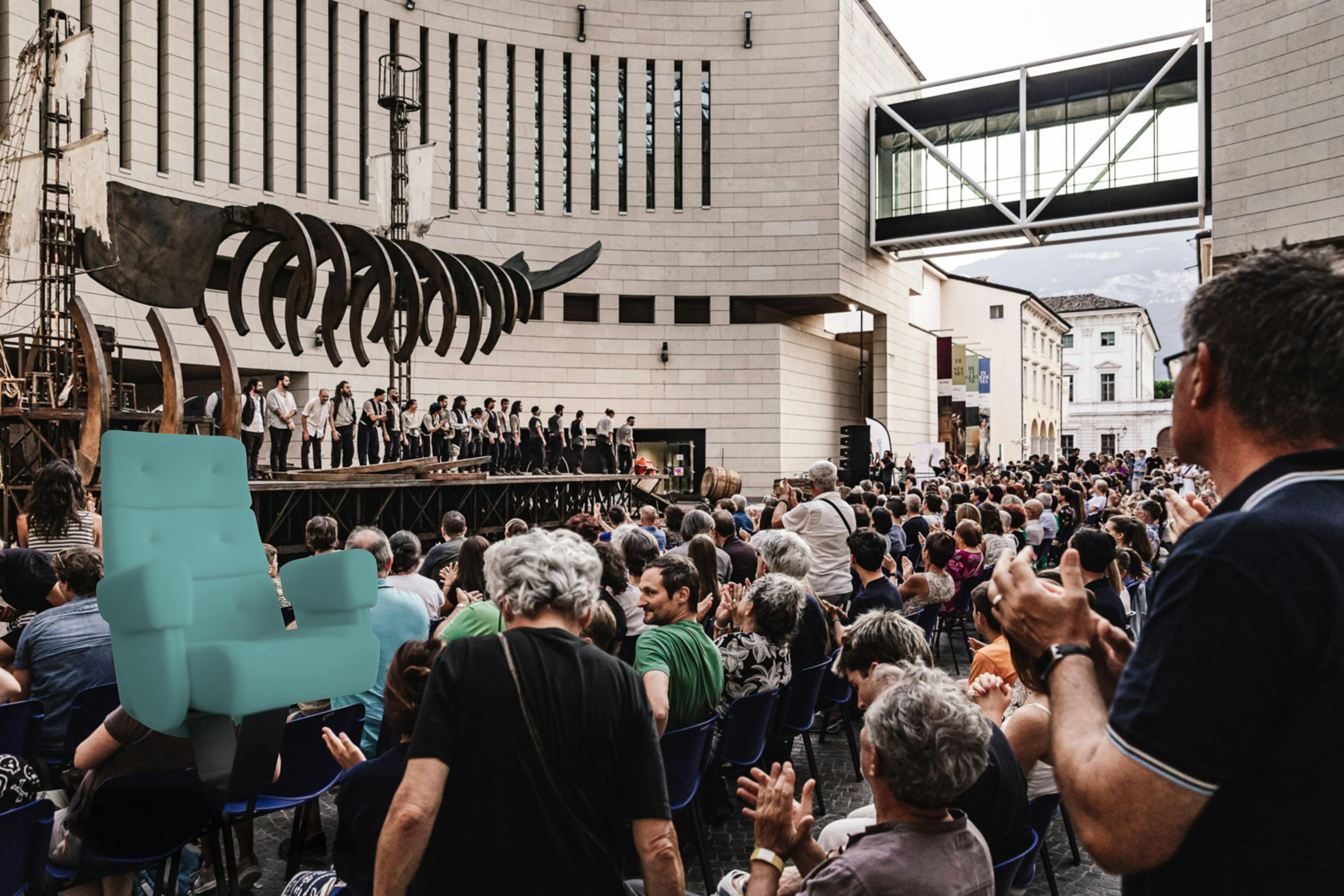 Fotografia di pubblico che applaude una compagnia nella piazza del Mart