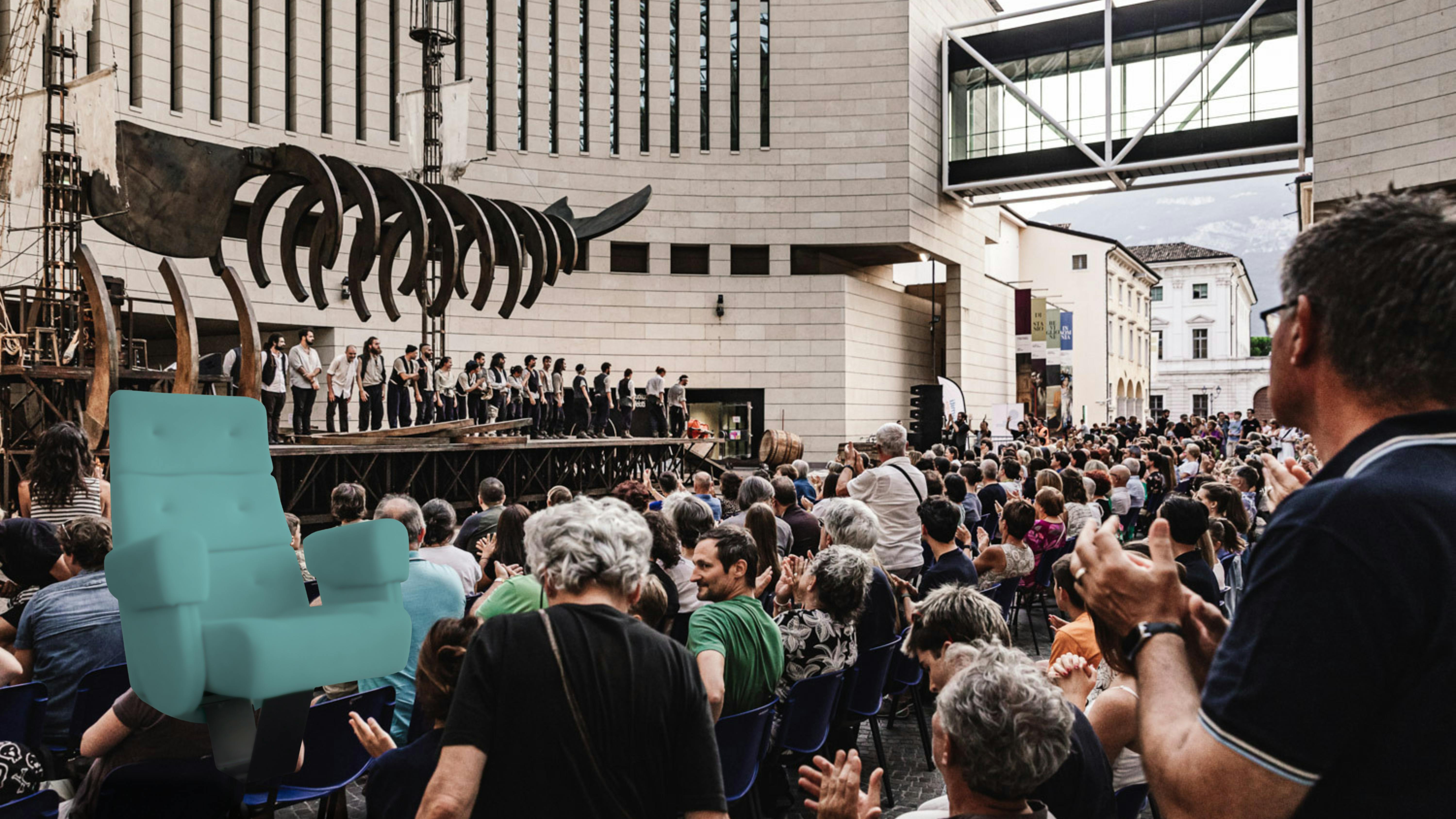 Una poltrona per due, campagna di crowdfunding Fotografia di pubblico che applaude una compagnia nella piazza del Mart