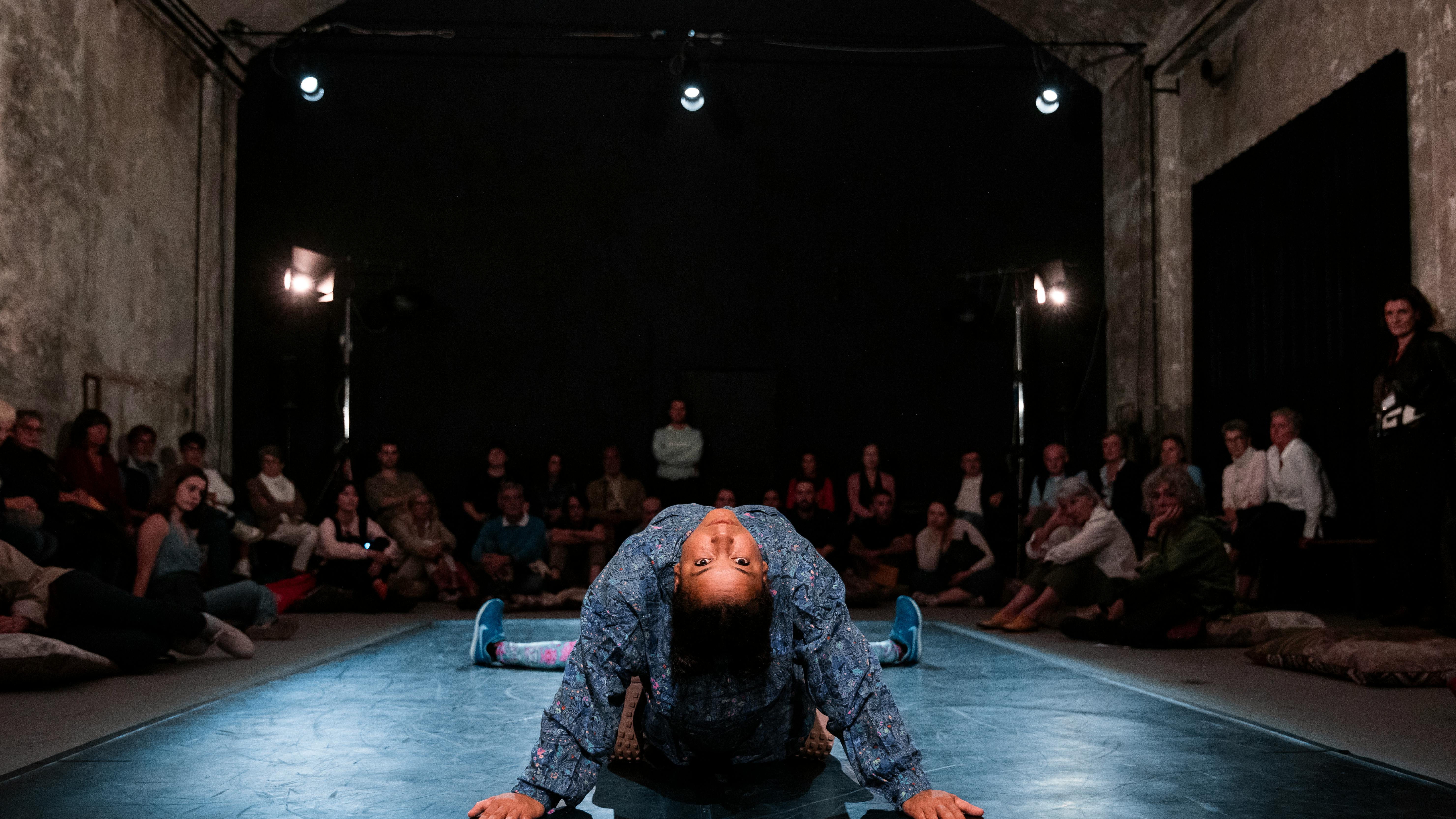 Screensaver series, J Neve Harrington | ph Monia Pavoni Momento performativo in cui una danzatrice fa un ampio arco con la schiena guardando in camera