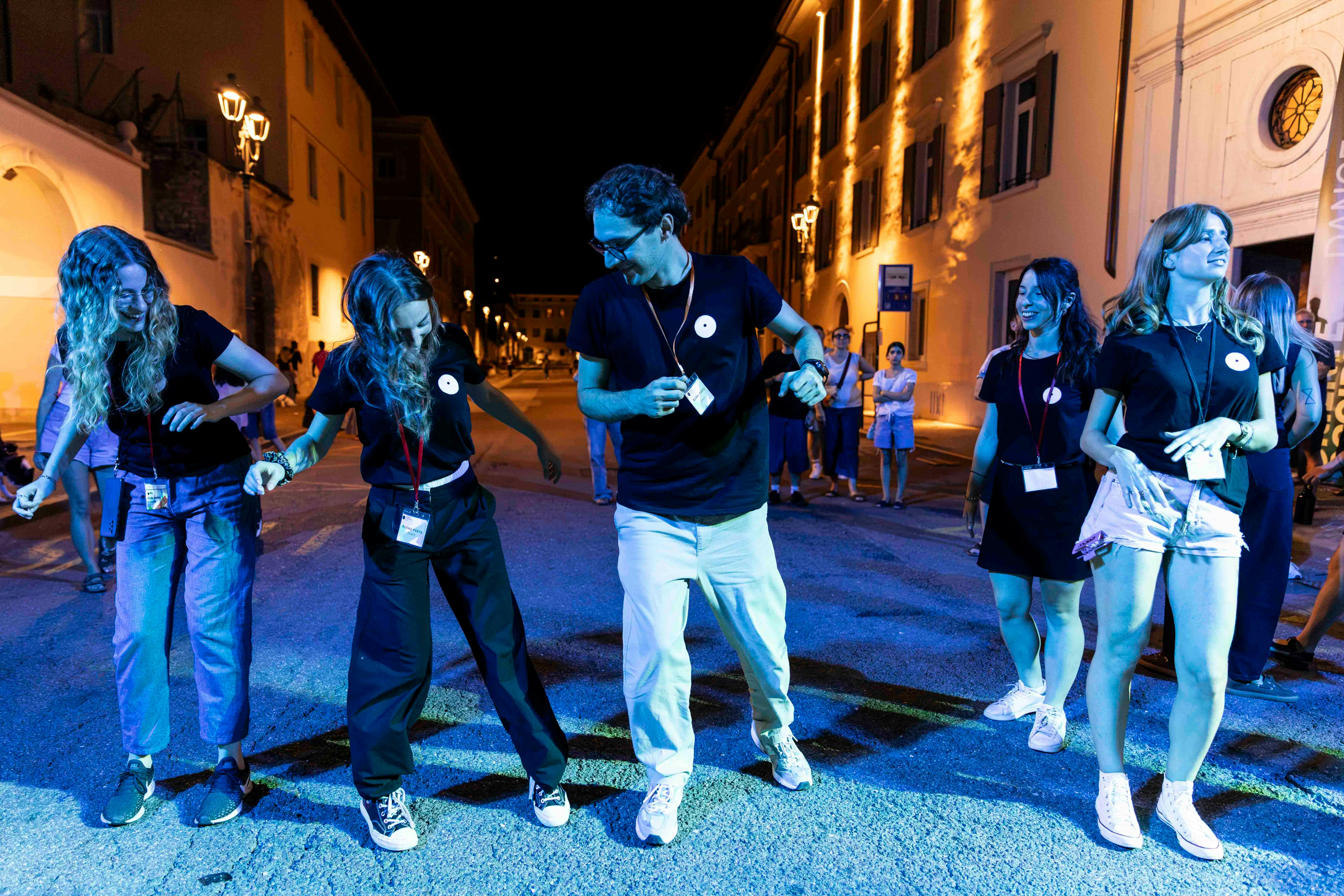 Lo staff della 46esima edizione di Oriente Occidente Dance Festival balla in strada