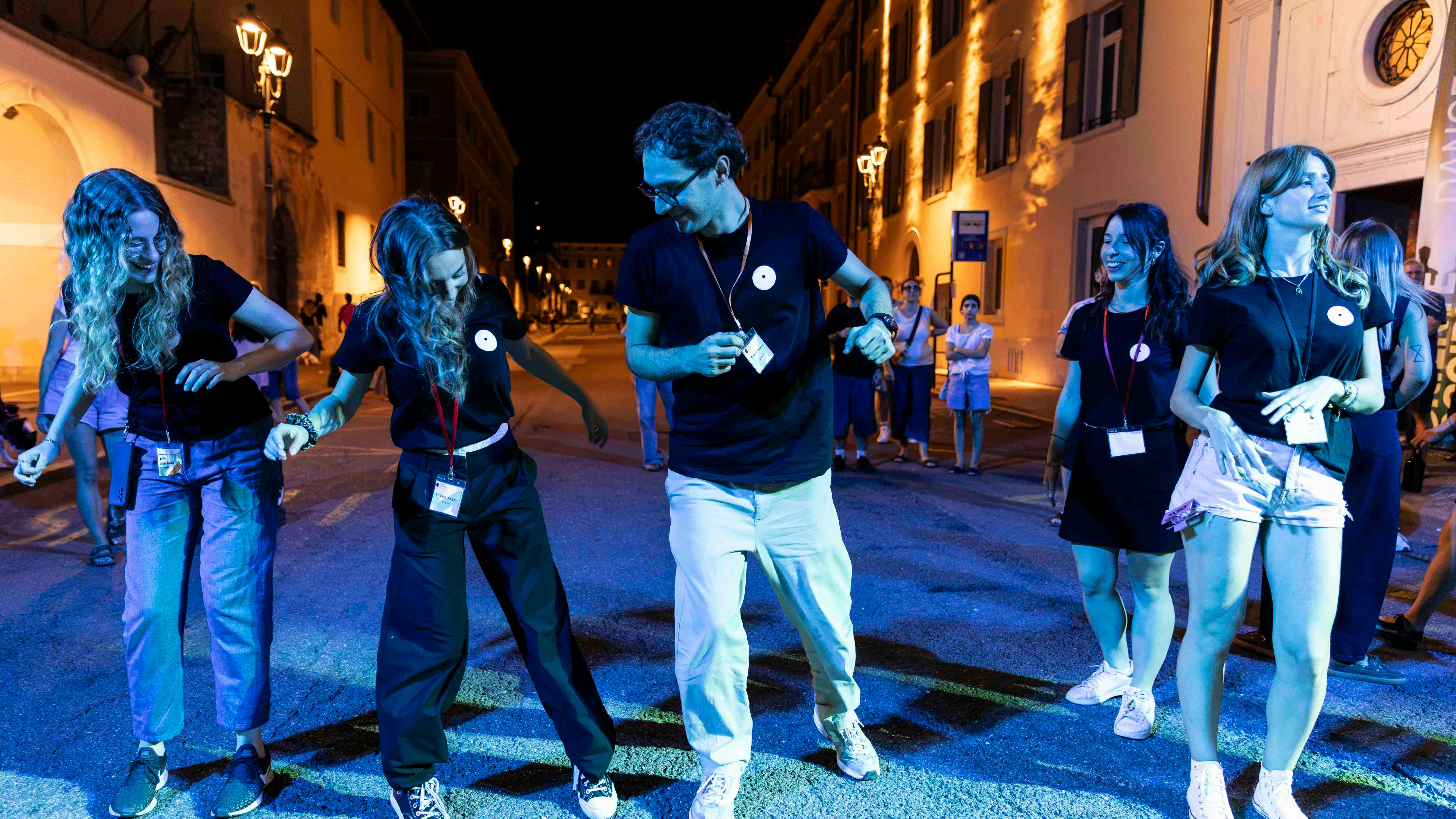 Staff oriente Occidente Dance Festival 2026 | ph Monia Pavoni Lo staff della 46esima edizione di Oriente Occidente Dance Festival balla in strada