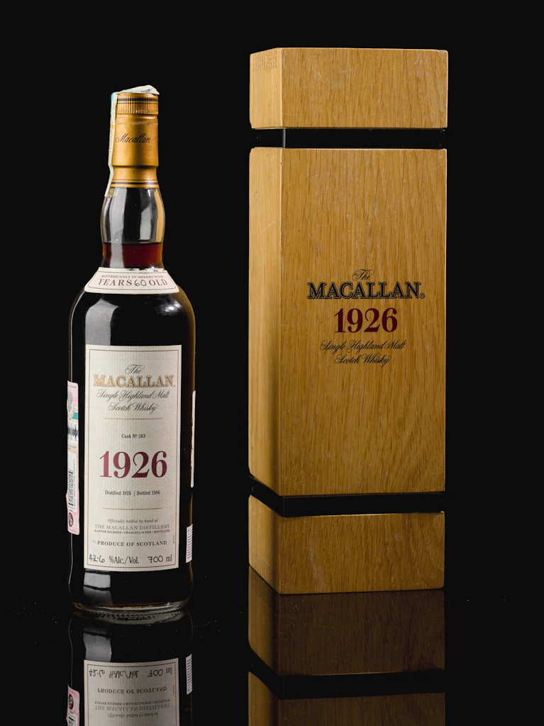 Zeer zeldzame fles Macallan 1926 Single Highland Malt Scotch Whisky uit sherry wood cask nummer 263, gepresenteerd naast de originele houten kist