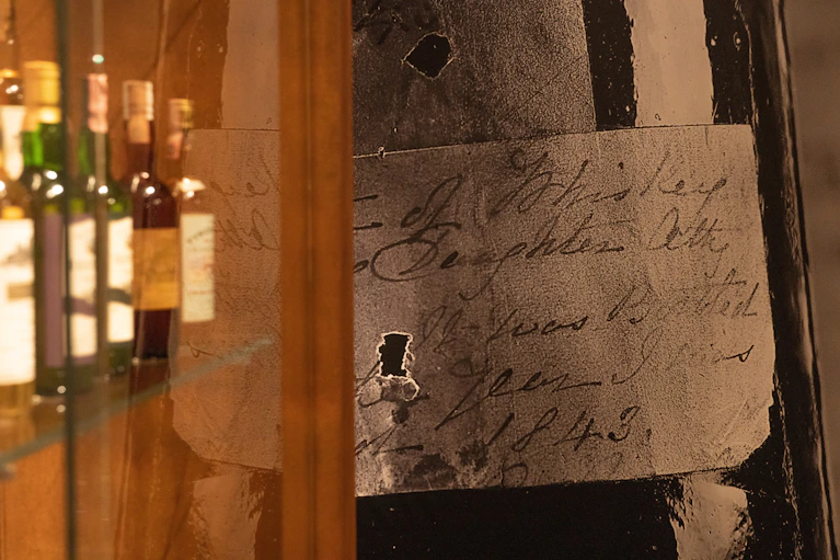 Een exclusieve blik in het privémuseum van Scotch Whisky Investments in Sassenheim, met aan de linkerkant een muur van zeldzame whiskyflessen uit de ongeziene Valentino Zagatti collectie.