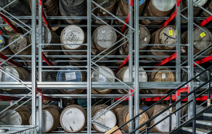 Rijpende Schotse single malt whisky in eikenhouten vaten in een bonded warehouse