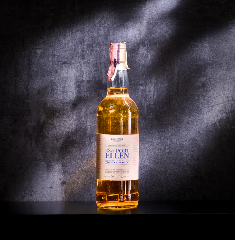 Fles Port Ellen single malt whisky, gelimiteerde editie, tegen een donkere achtergrond