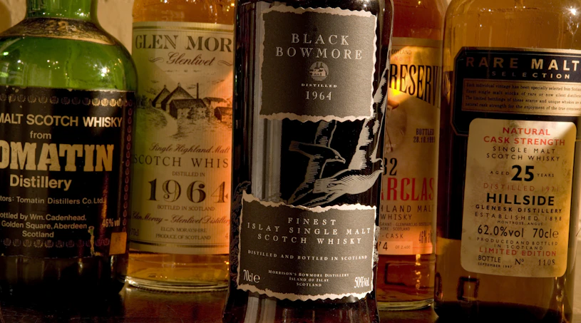 Rijpende Schotse single malt whisky in eikenhouten vaten in een bonded warehouse